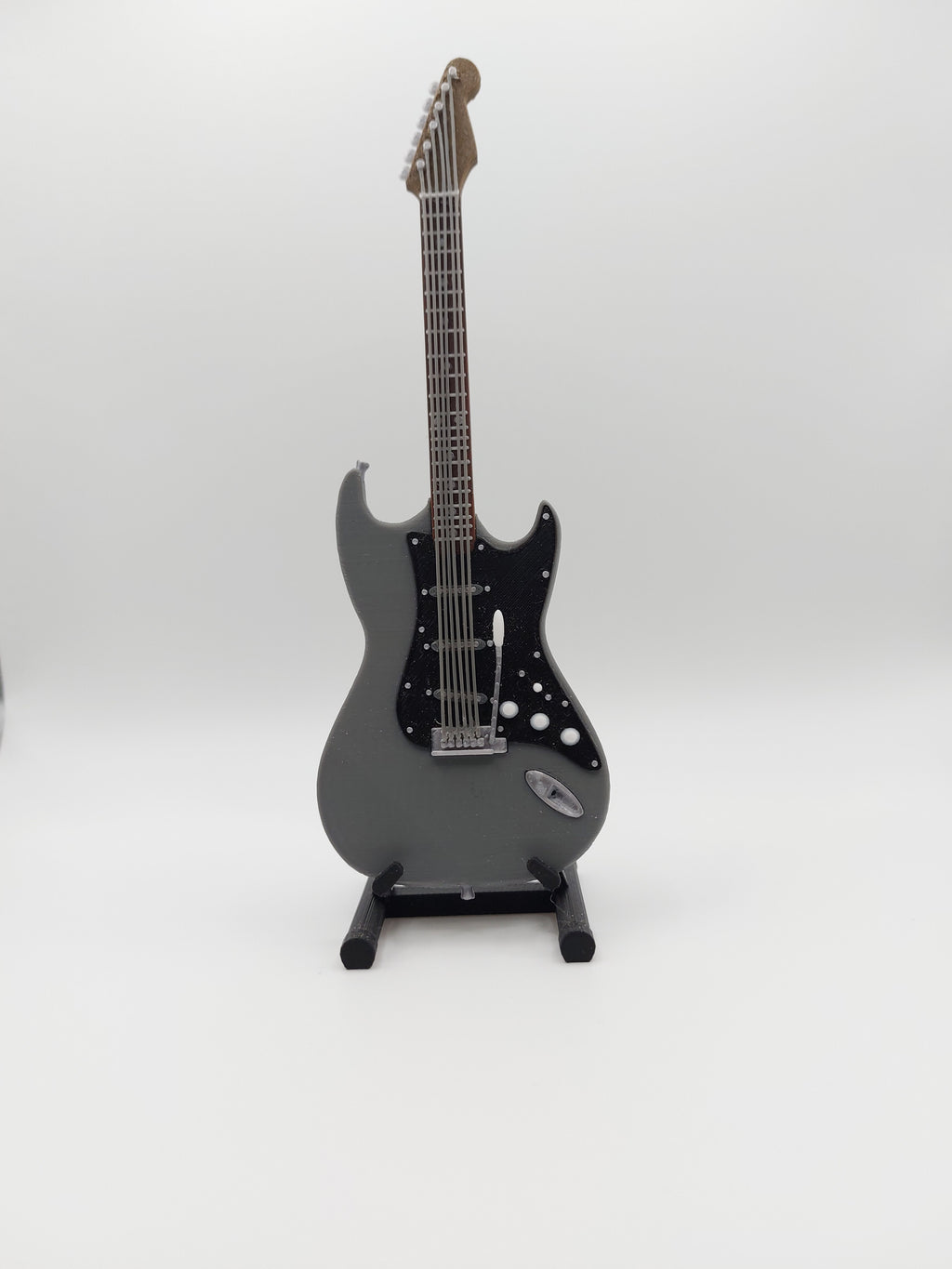 Miniatur E-Gitarre mit Gitarrenständer im Maßstab 1:6