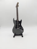 Miniatur E-Gitarre mit Gitarrenständer im Maßstab 1:6