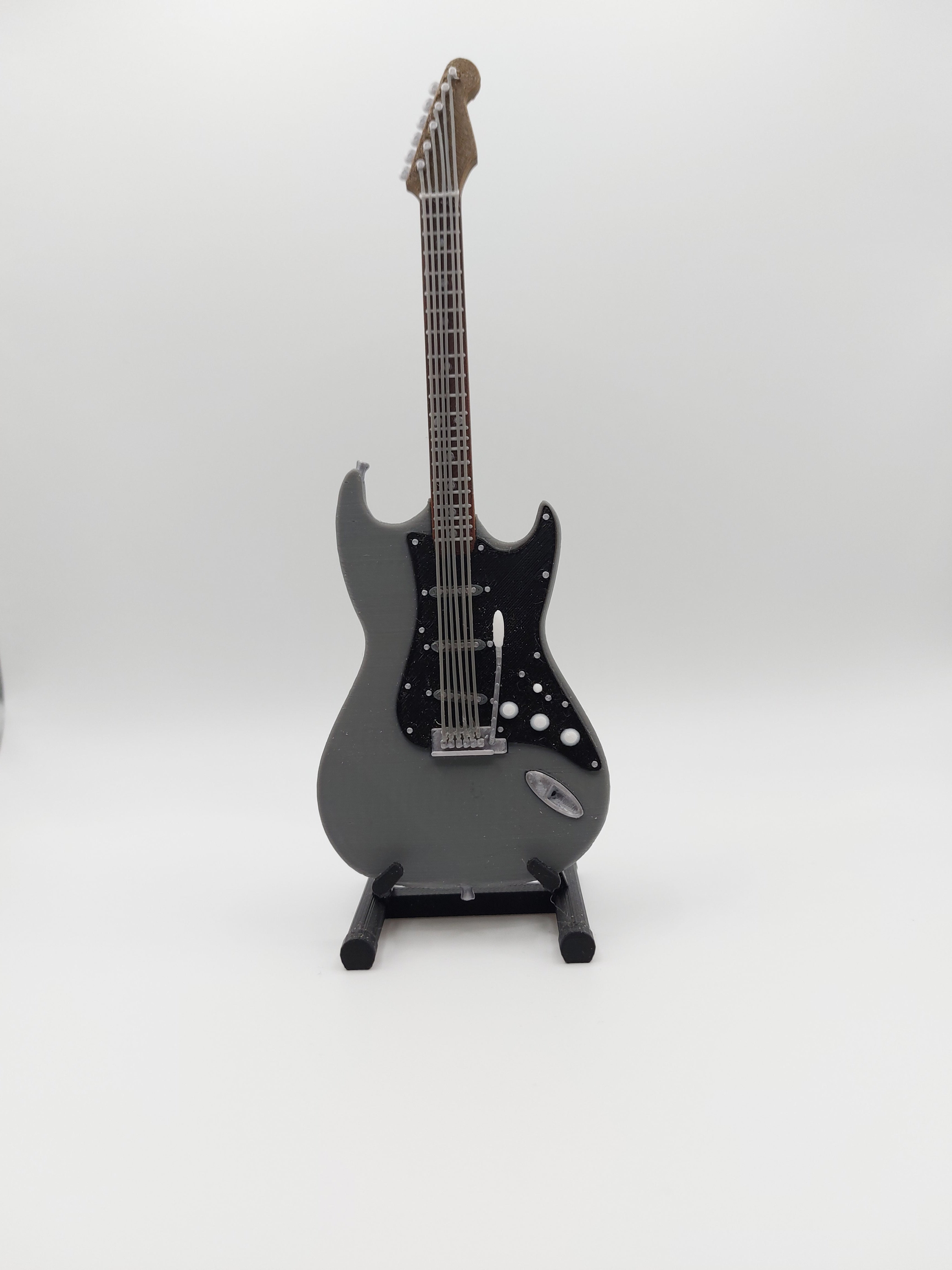 Miniatur E-Gitarre mit Gitarrenständer im Maßstab 1:6