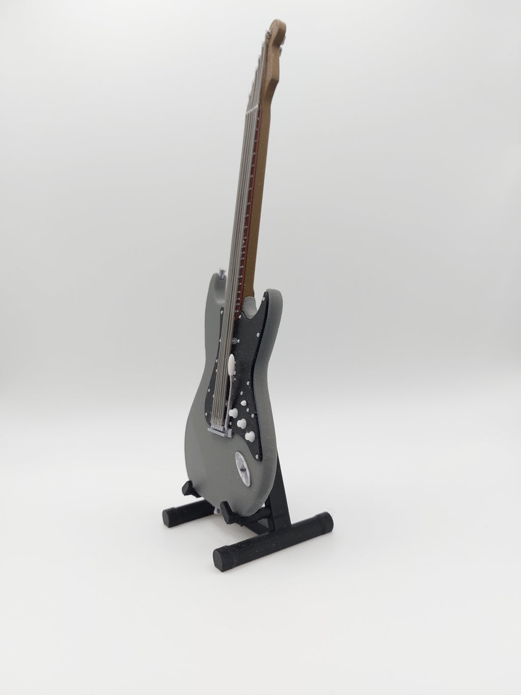 Miniatur E-Gitarre mit Gitarrenständer im Maßstab 1:6