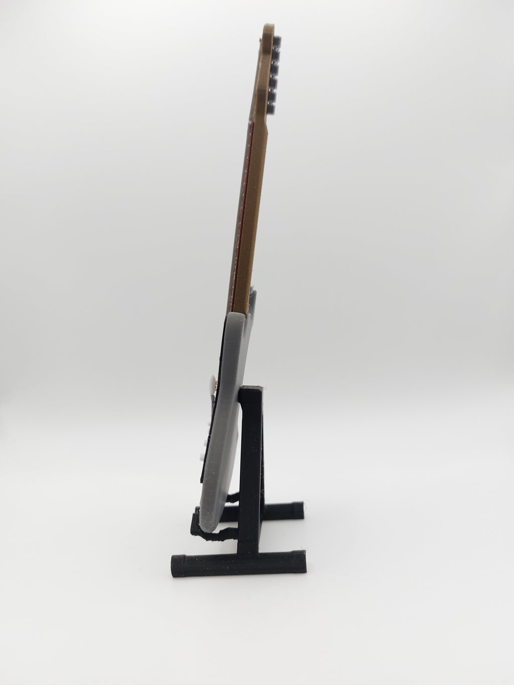 Miniatur E-Gitarre mit Gitarrenständer im Maßstab 1:6
