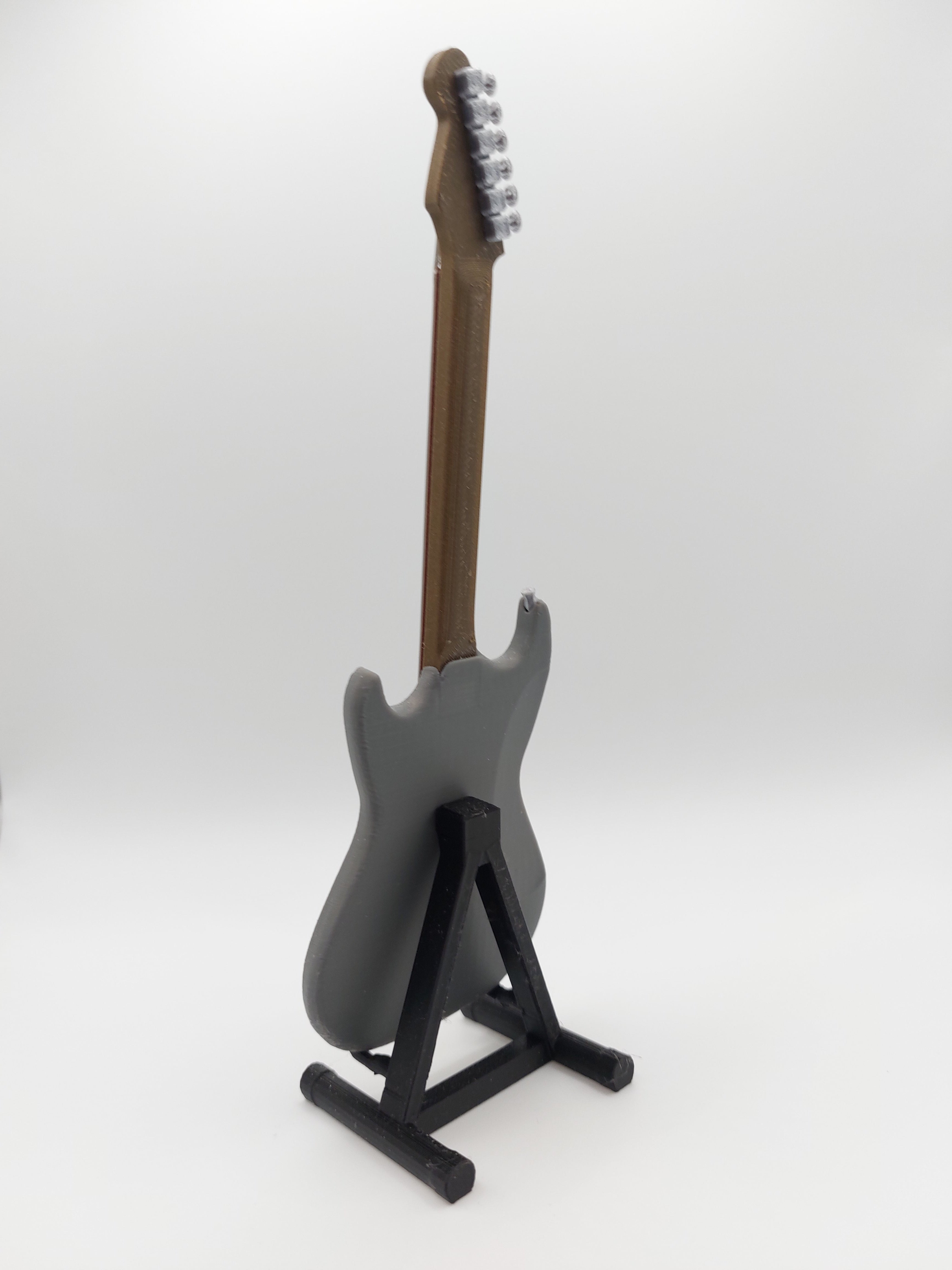 Miniatur E-Gitarre mit Gitarrenständer im Maßstab 1:6