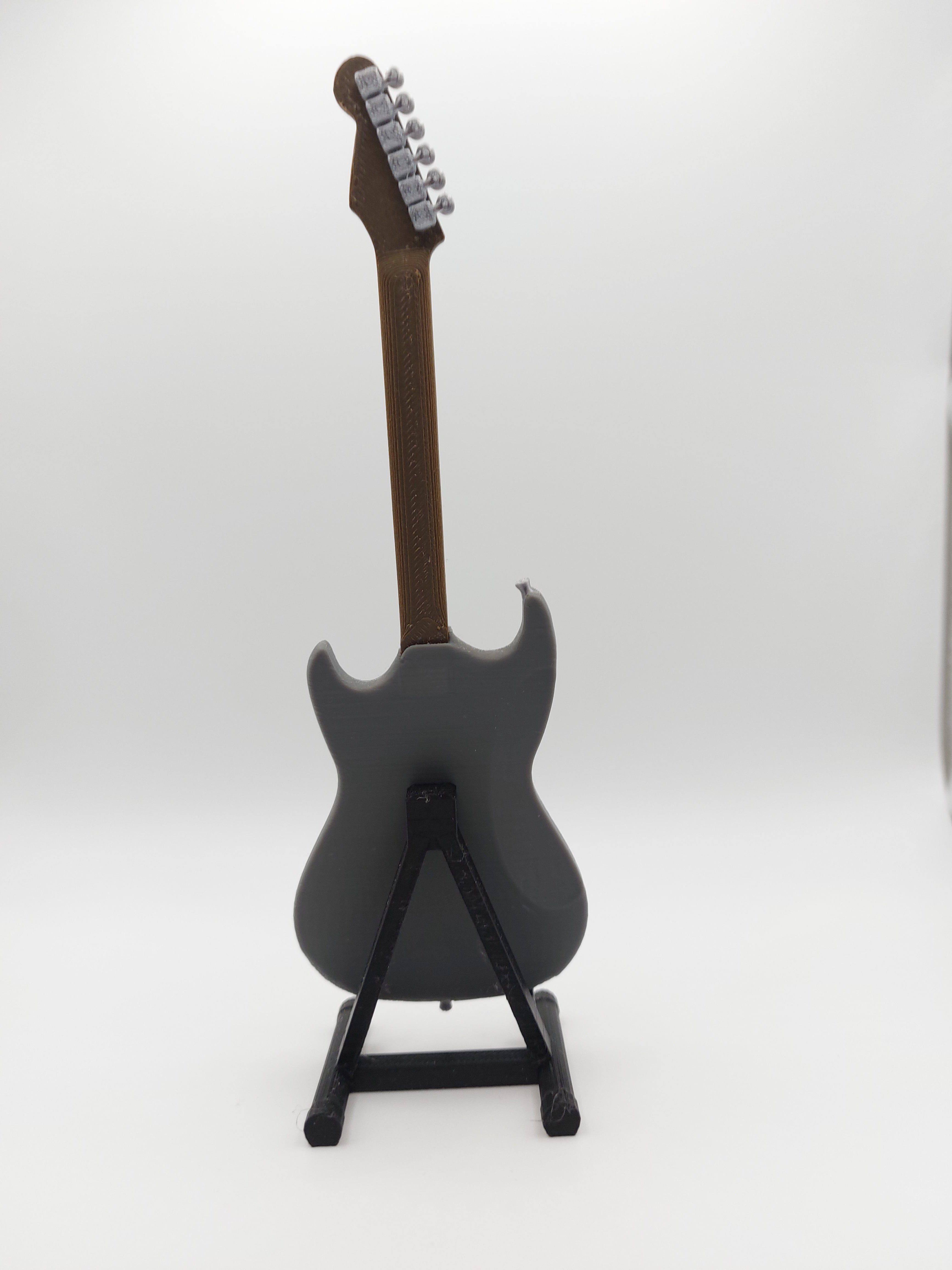 Miniatur E-Gitarre mit Gitarrenständer im Maßstab 1:6