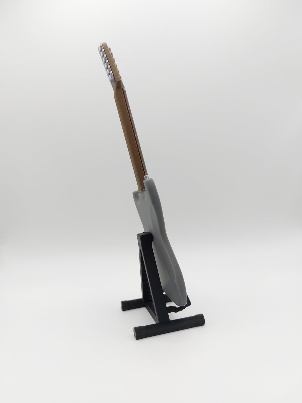 Miniatur E-Gitarre mit Gitarrenständer im Maßstab 1:6