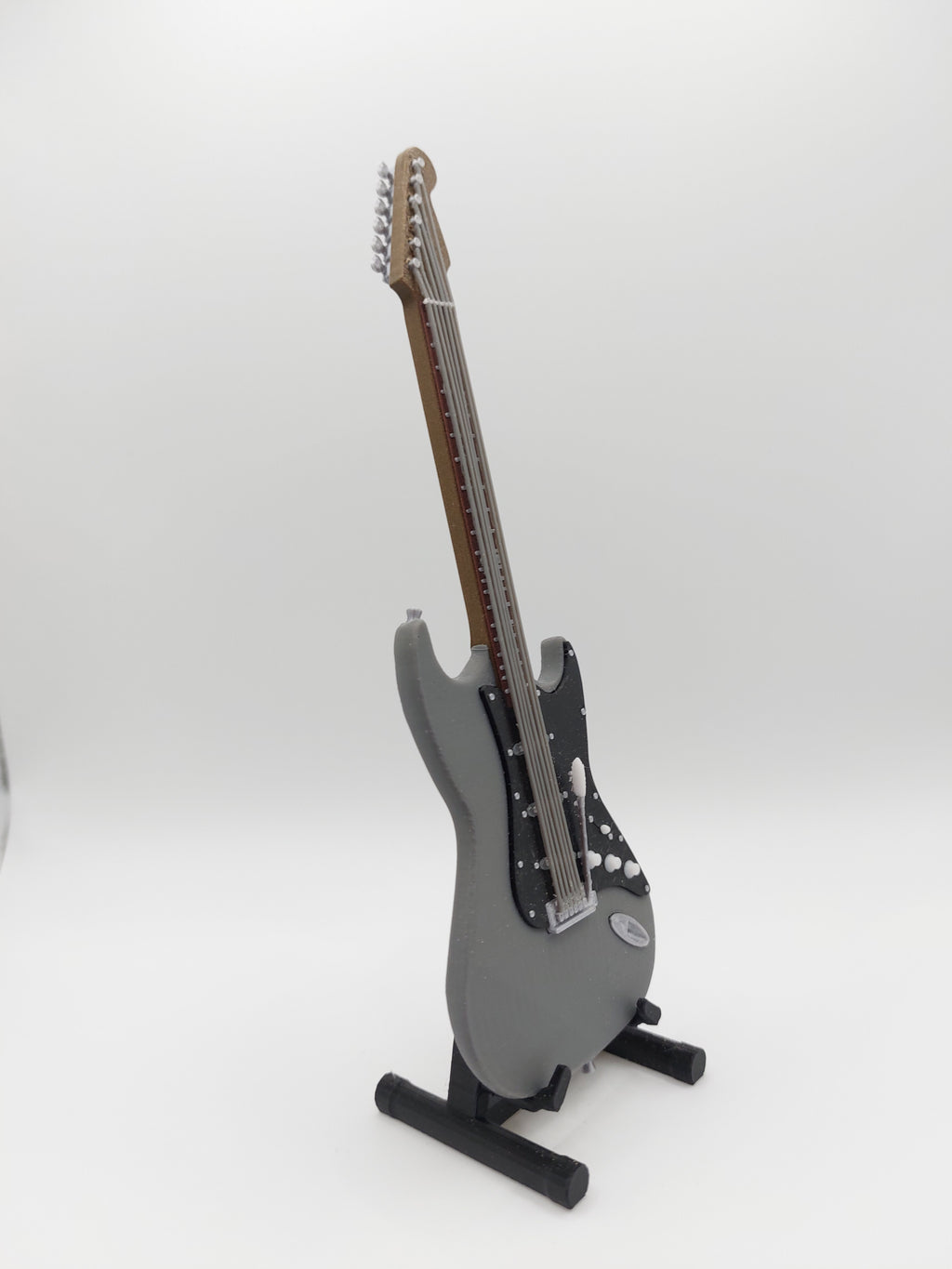 Miniatur E-Gitarre mit Gitarrenständer im Maßstab 1:6