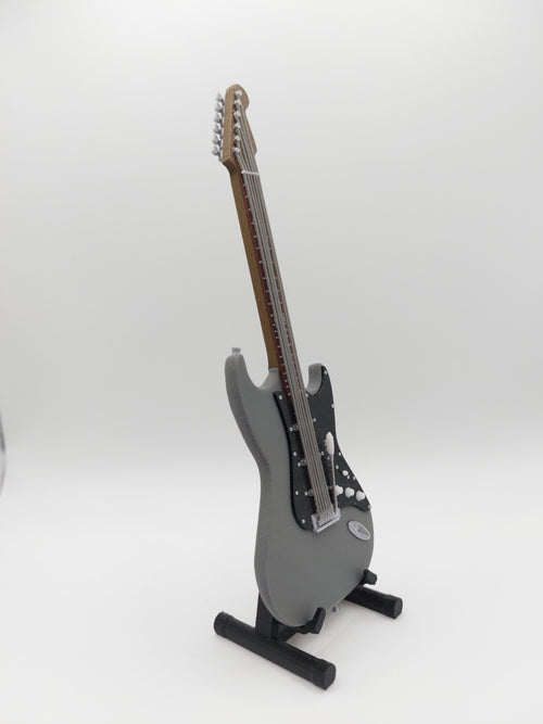 Miniatur E-Gitarre mit Gitarrenständer im Maßstab 1:6