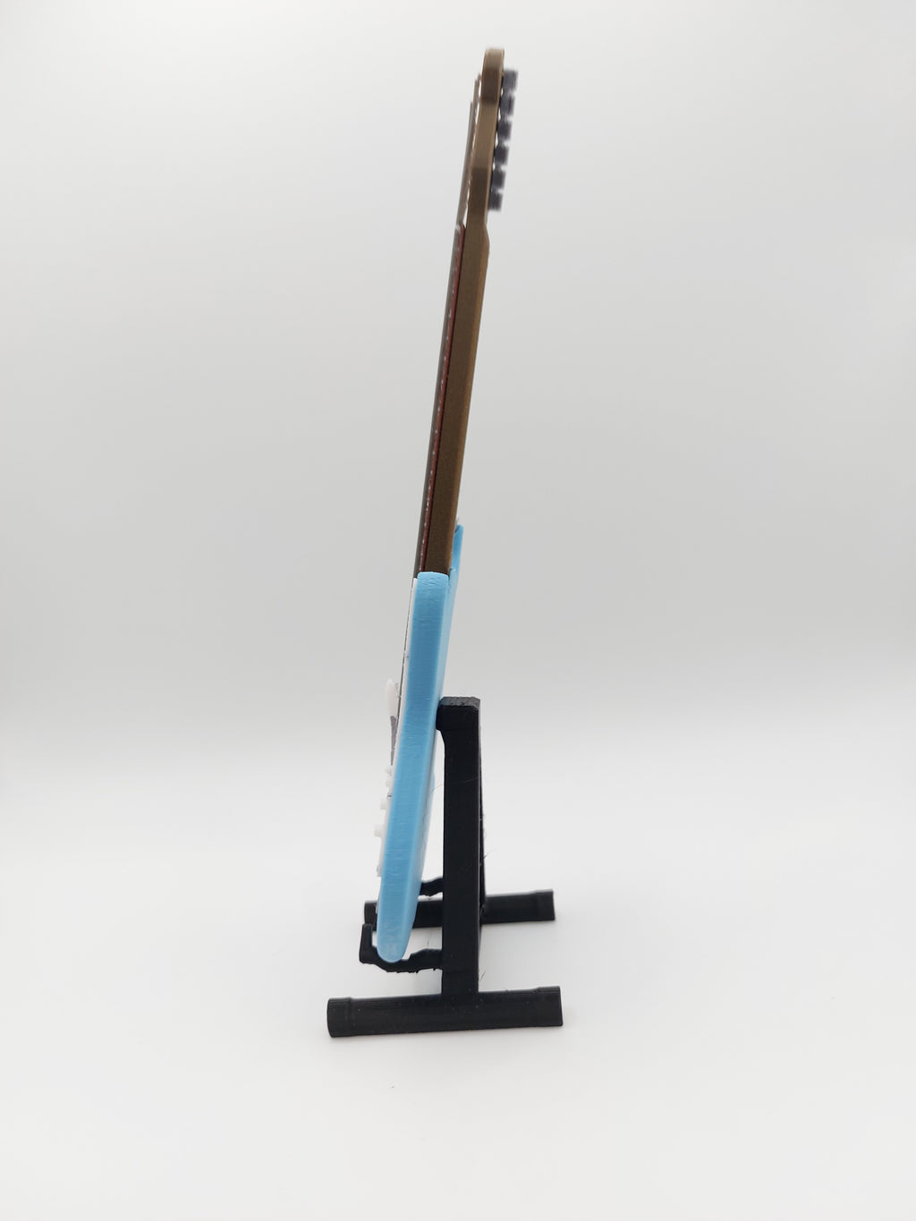 Miniatur E-Gitarre mit Gitarrenständer Im Maßstab 1:6
