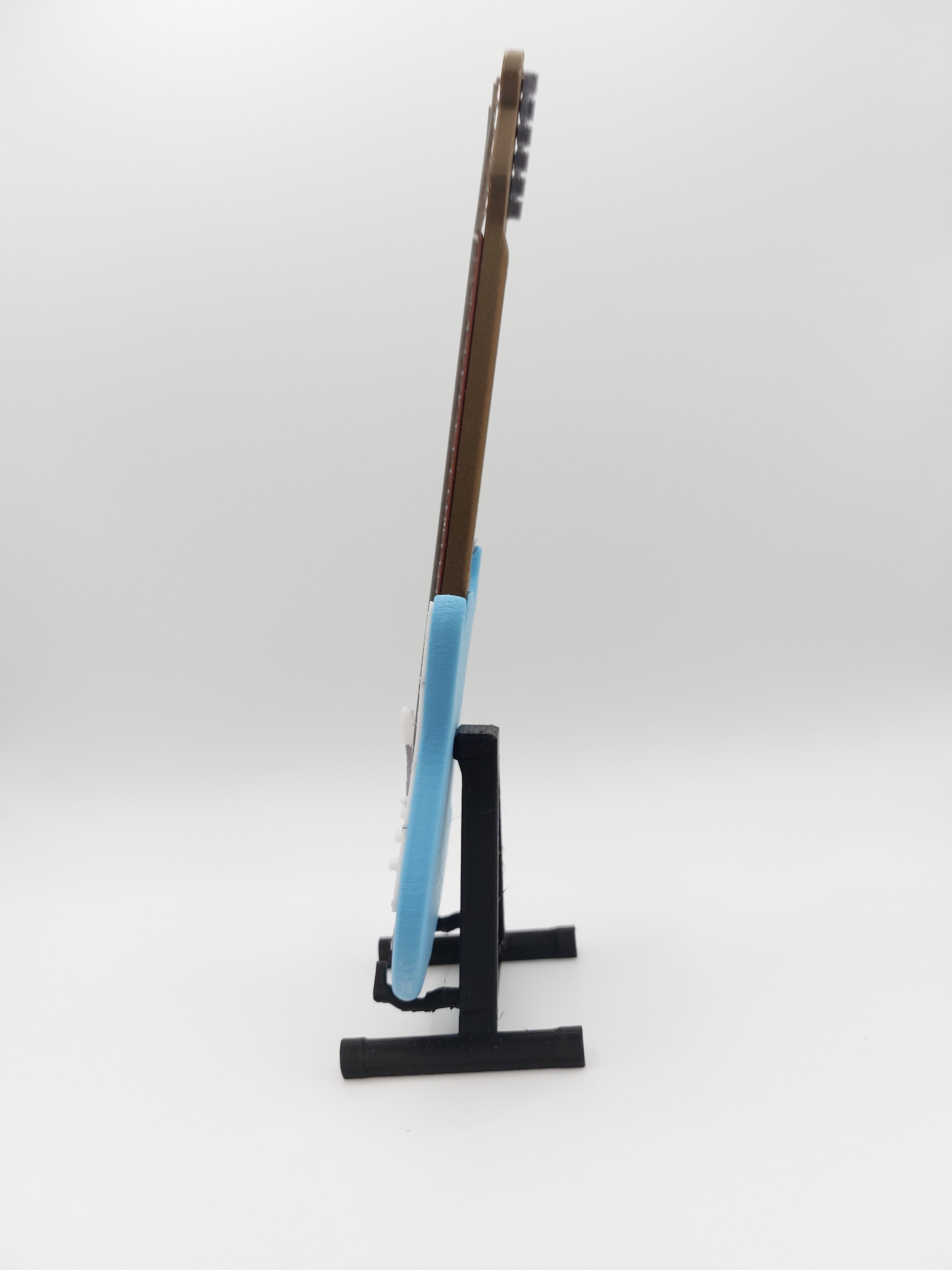 Miniatur E-Gitarre mit Gitarrenständer Im Maßstab 1:6