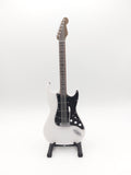 Miniatur E-Gitarre mit Gitarrenständer im Maßstab 1:6