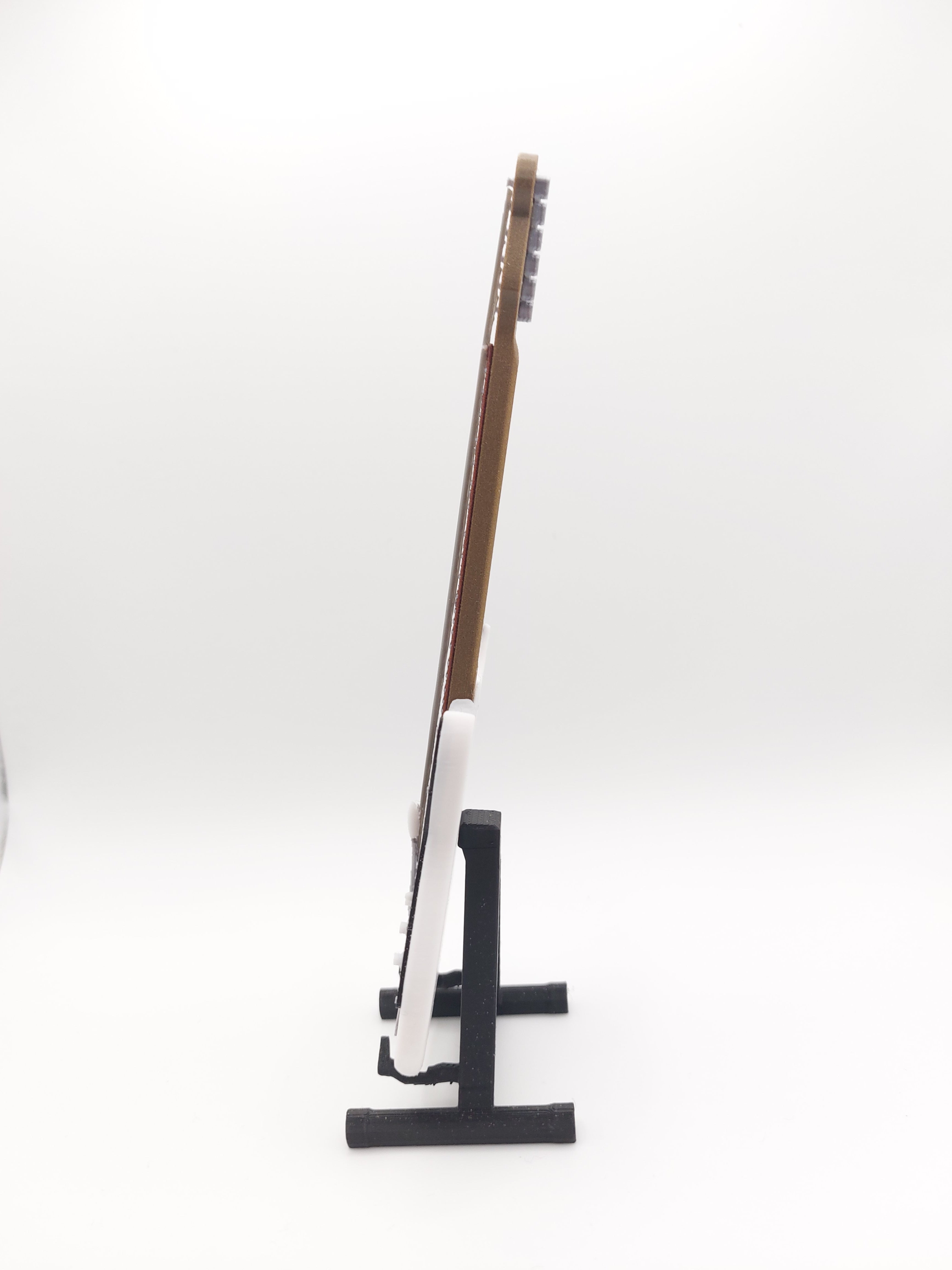 Miniatur E-Gitarre mit Gitarrenständer im Maßstab 1:6