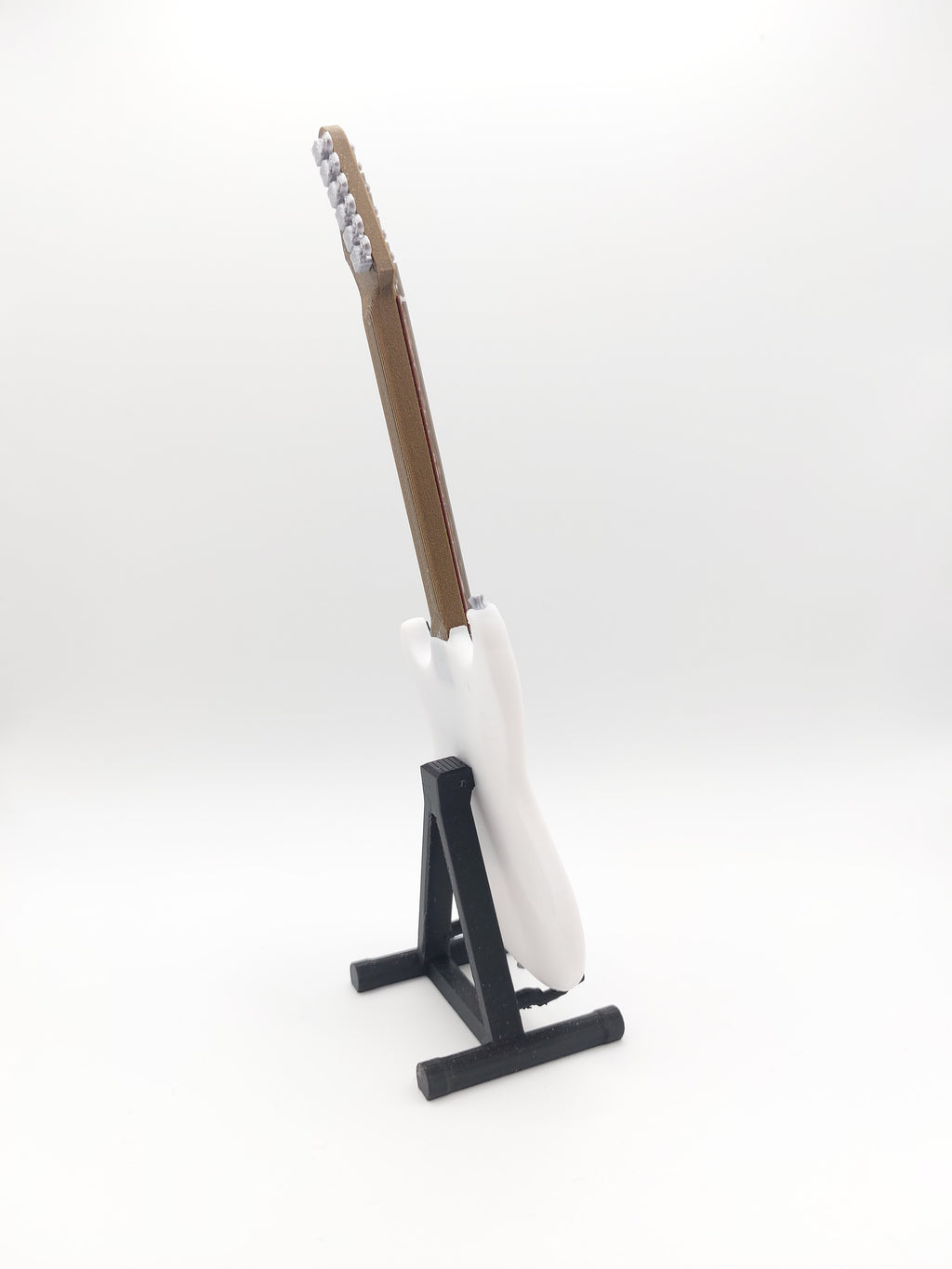 Miniatur E-Gitarre mit Gitarrenständer im Maßstab 1:6