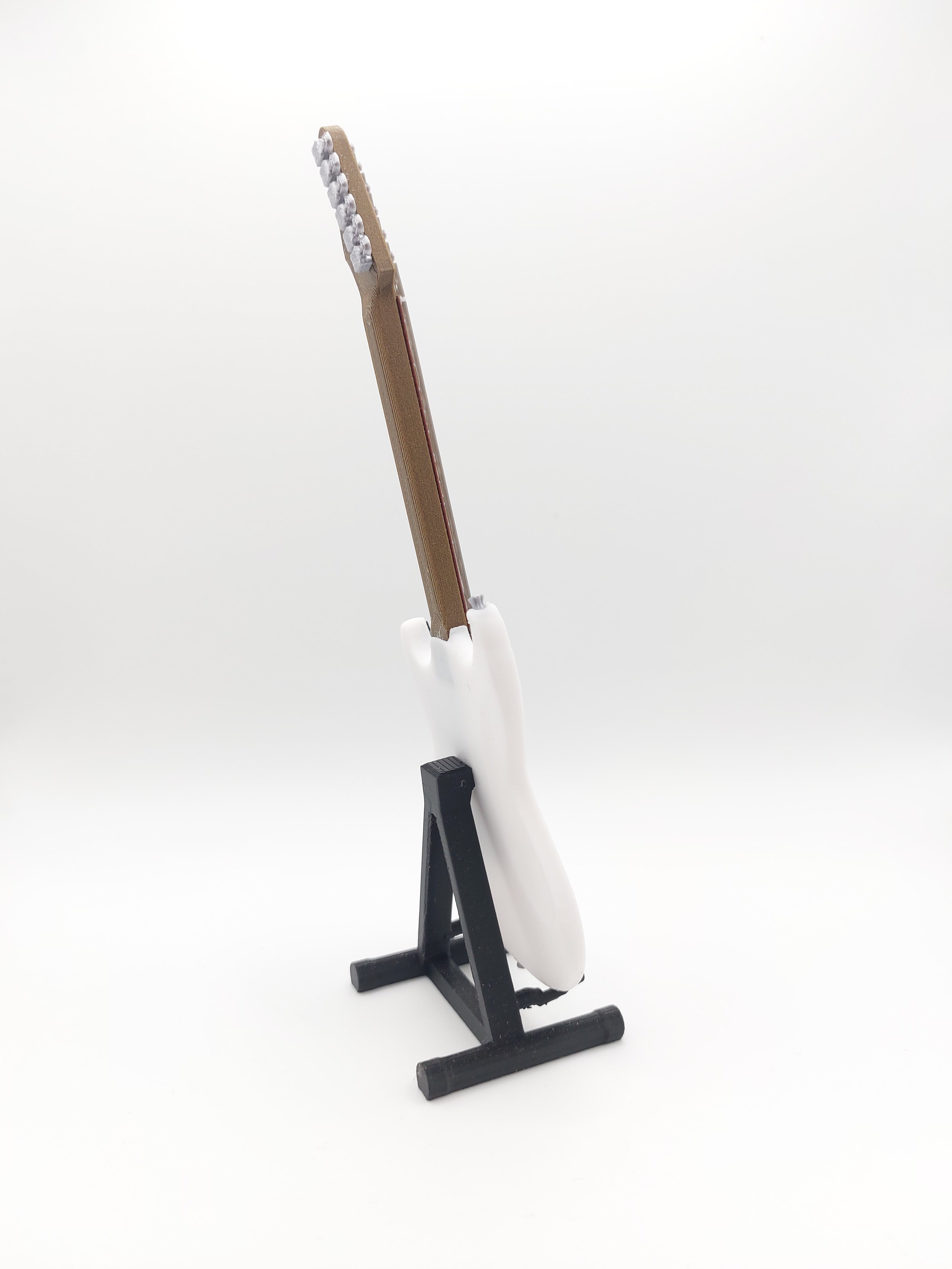 Miniatur E-Gitarre mit Gitarrenständer im Maßstab 1:6