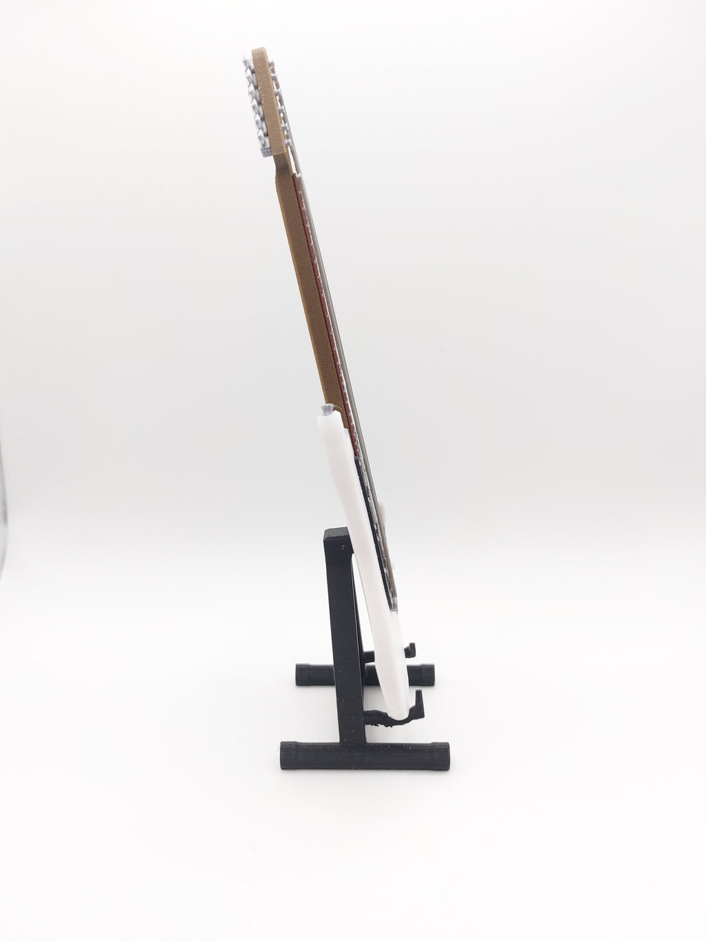 Miniatur E-Gitarre mit Gitarrenständer im Maßstab 1:6