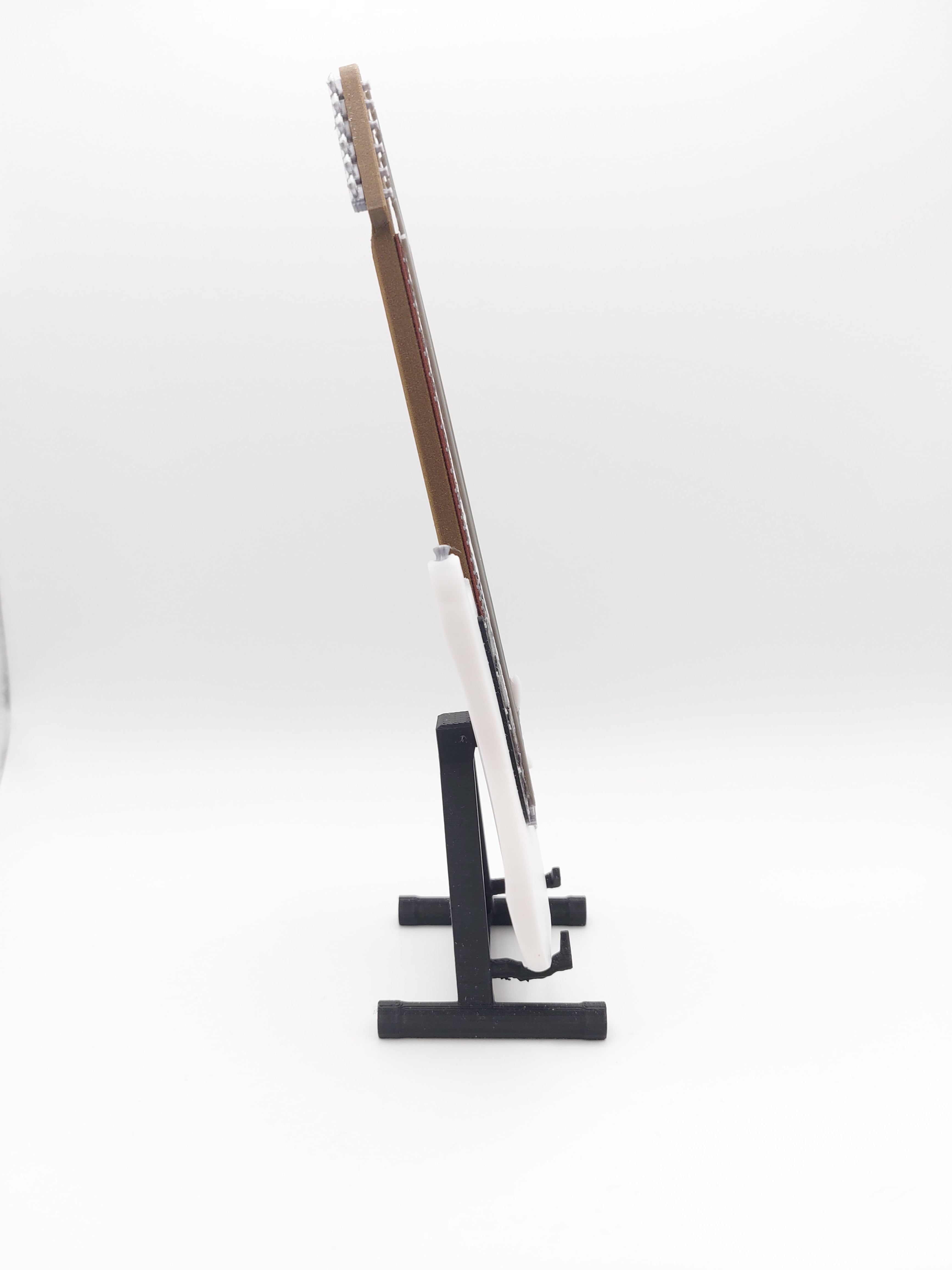 Miniatur E-Gitarre mit Gitarrenständer im Maßstab 1:6
