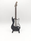 Miniatur E-Gitarre mit Gitarrenständer im Maßstab 1:6