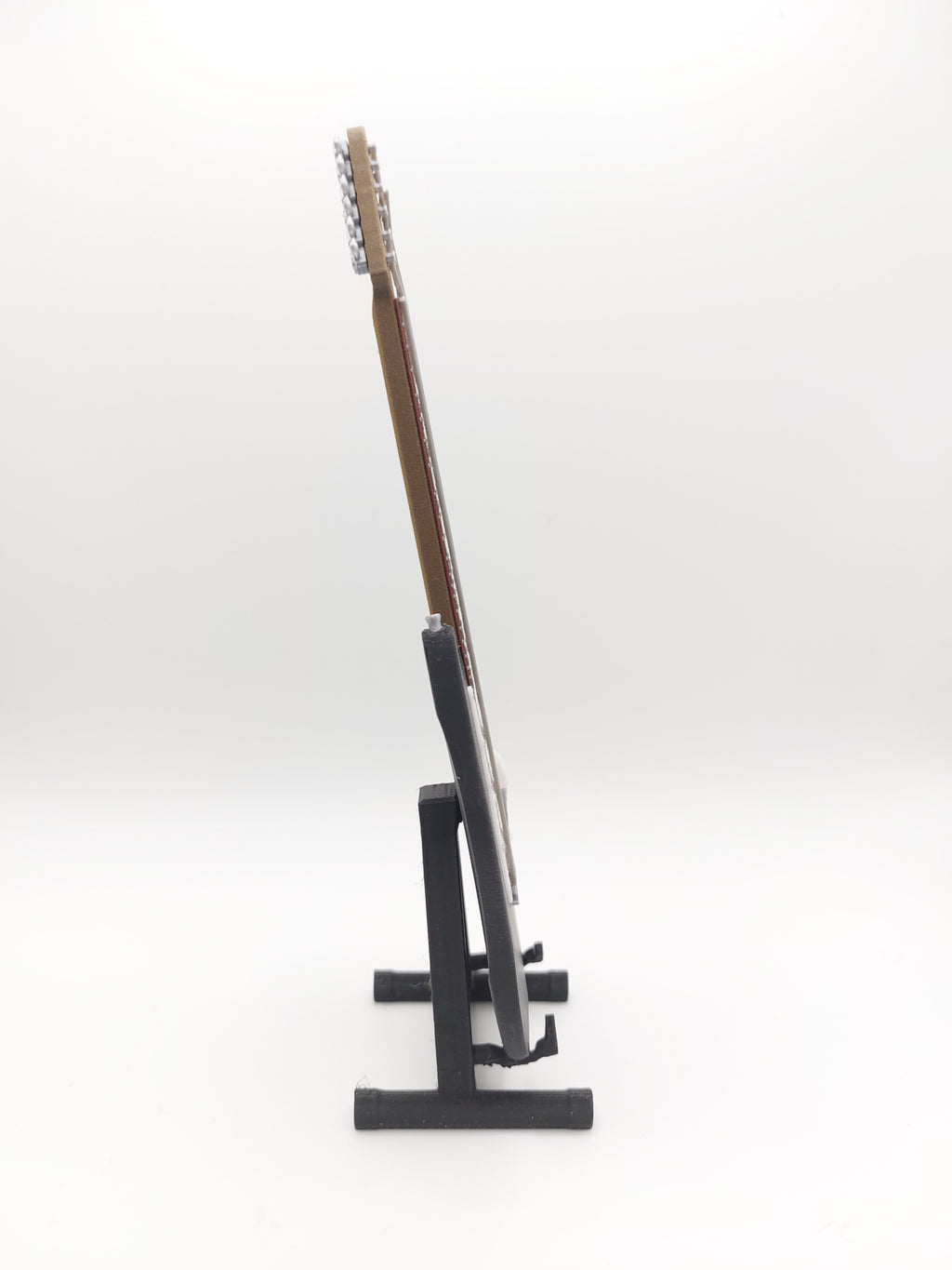 Miniatur E-Gitarre mit Gitarrenständer im Maßstab 1:6