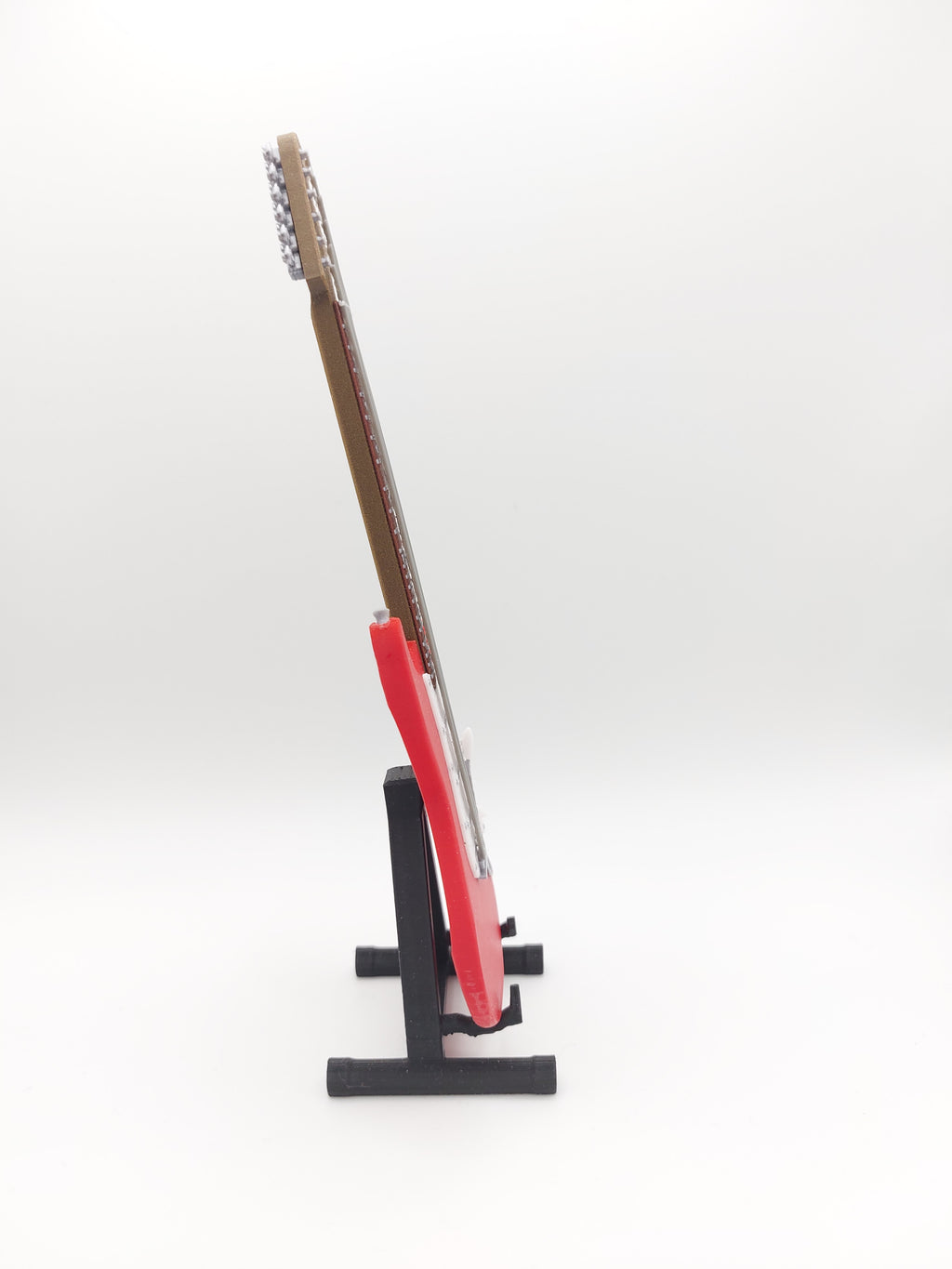 Miniatur E-Gitarre mit Gitarrenständer im Maßstab 1:6