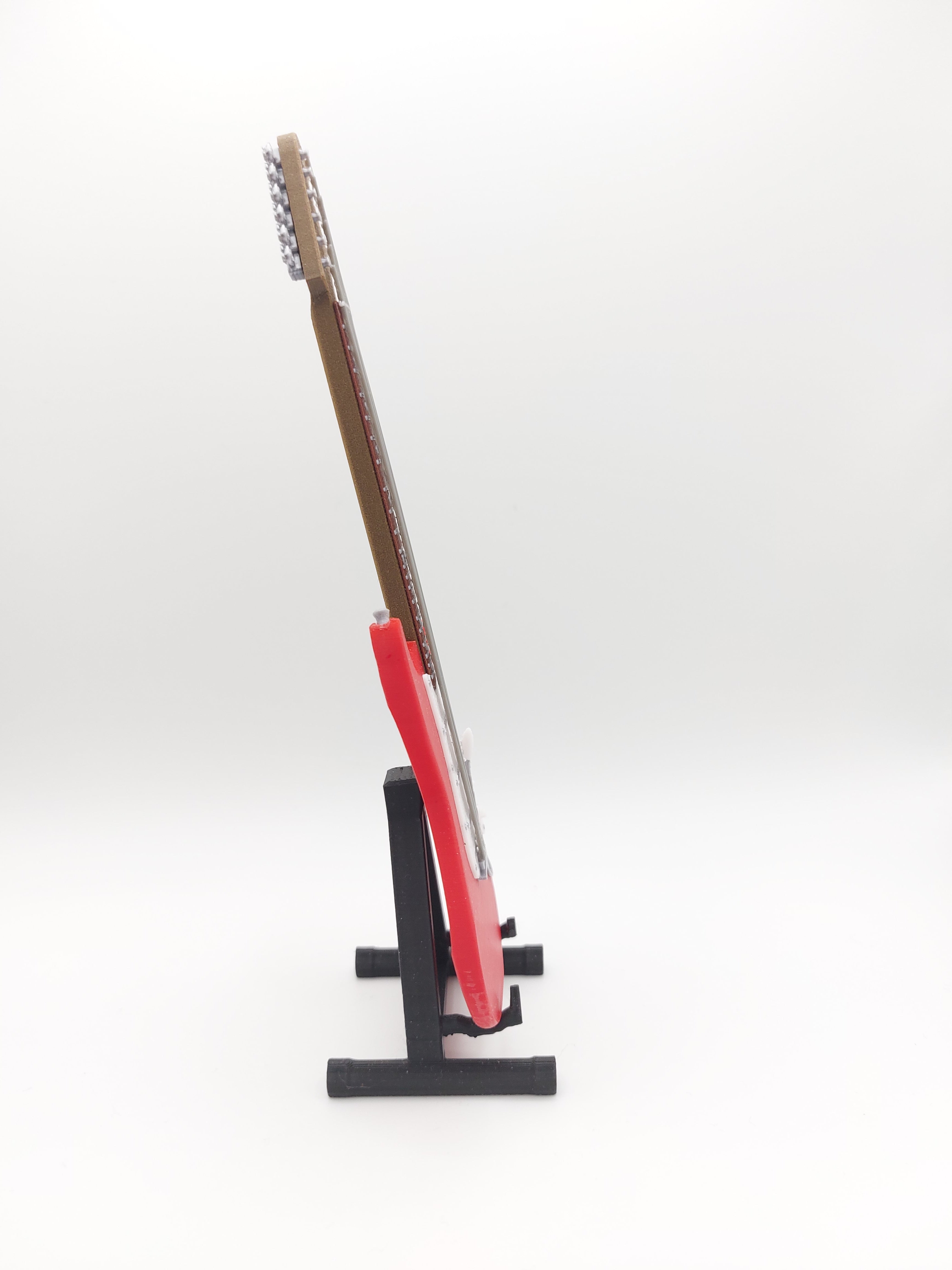 Miniatur E-Gitarre mit Gitarrenständer im Maßstab 1:6