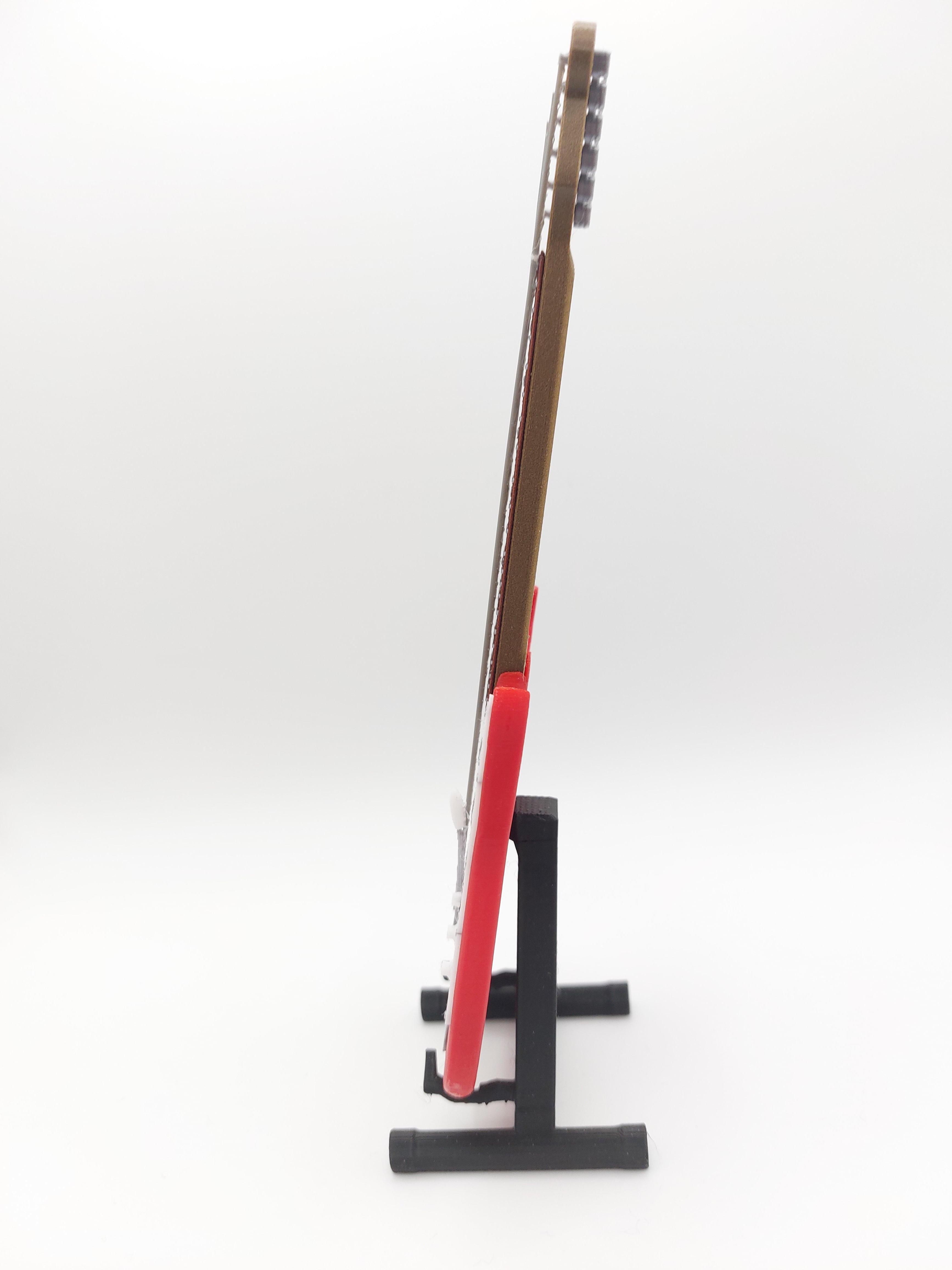 Miniatur E-Gitarre mit Gitarrenständer im Maßstab 1:6