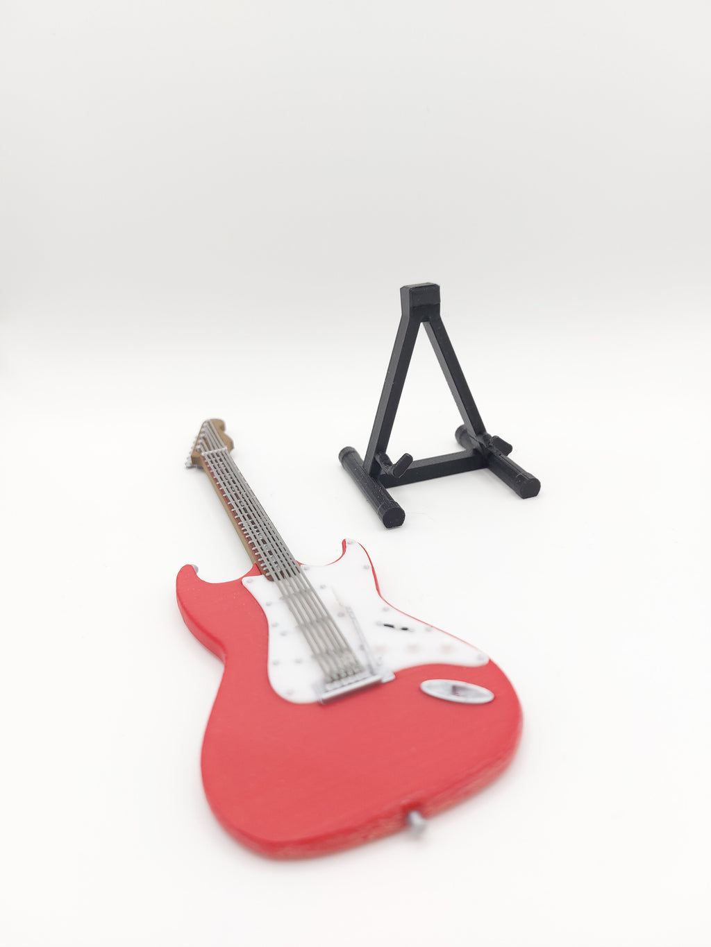 Miniatur E-Gitarre mit Gitarrenständer im Maßstab 1:4