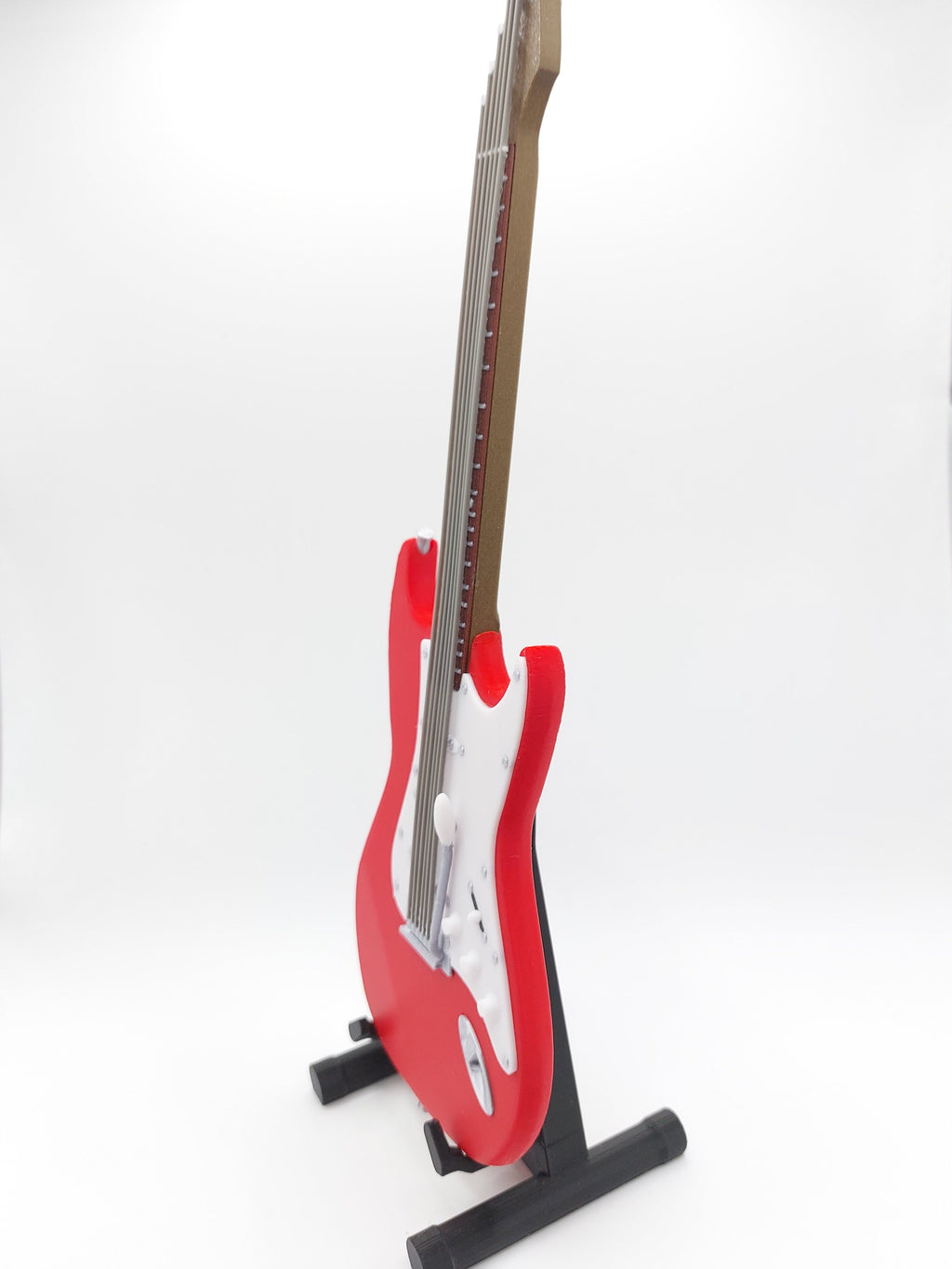 Miniatur E-Gitarre mit Gitarrenständer im Maßstab 1:4