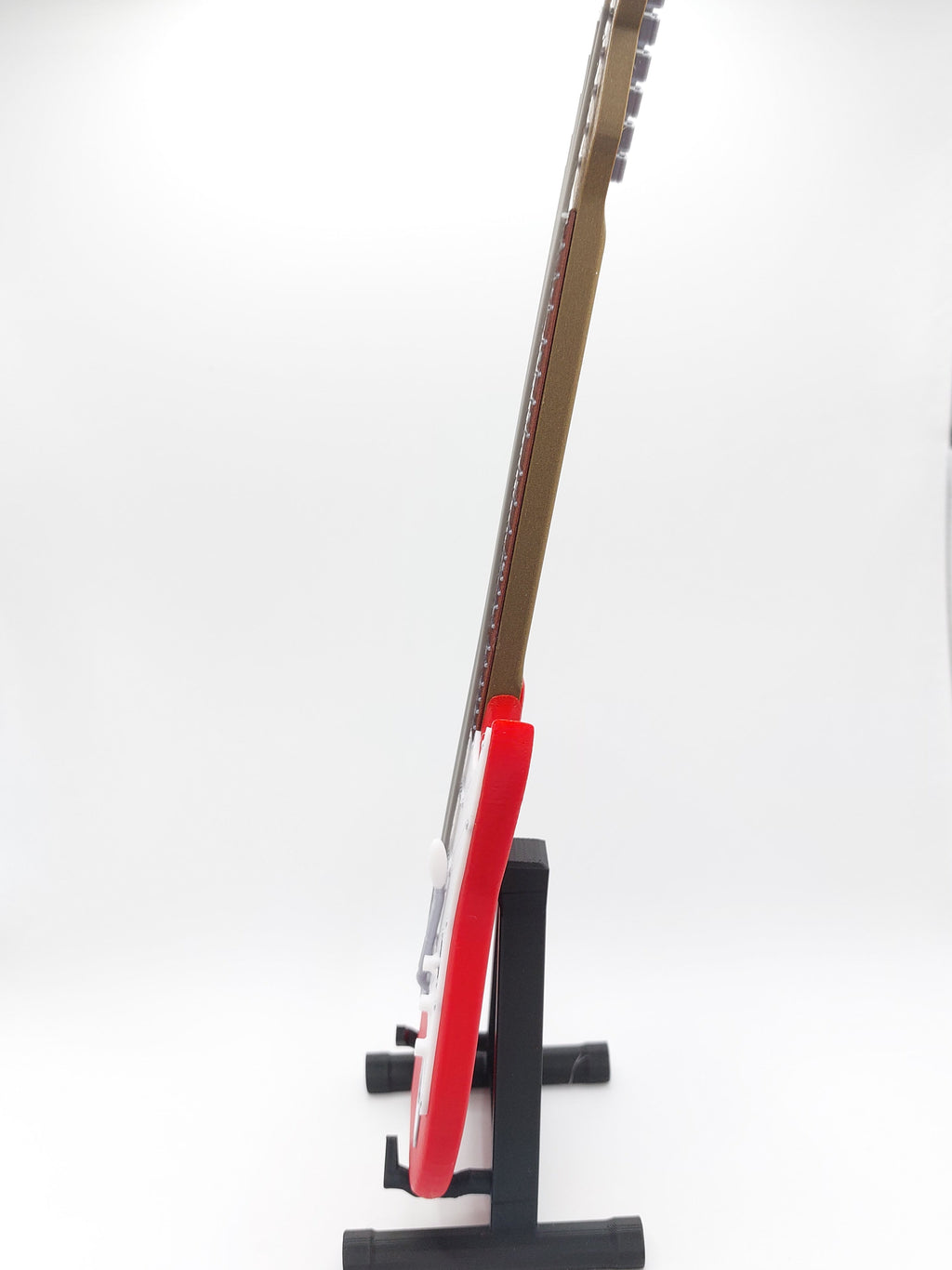Miniatur E-Gitarre mit Gitarrenständer im Maßstab 1:4