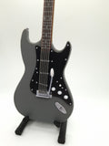 Miniatur E-Gitarre mit Gitarrenständer im Maßstab 1:4