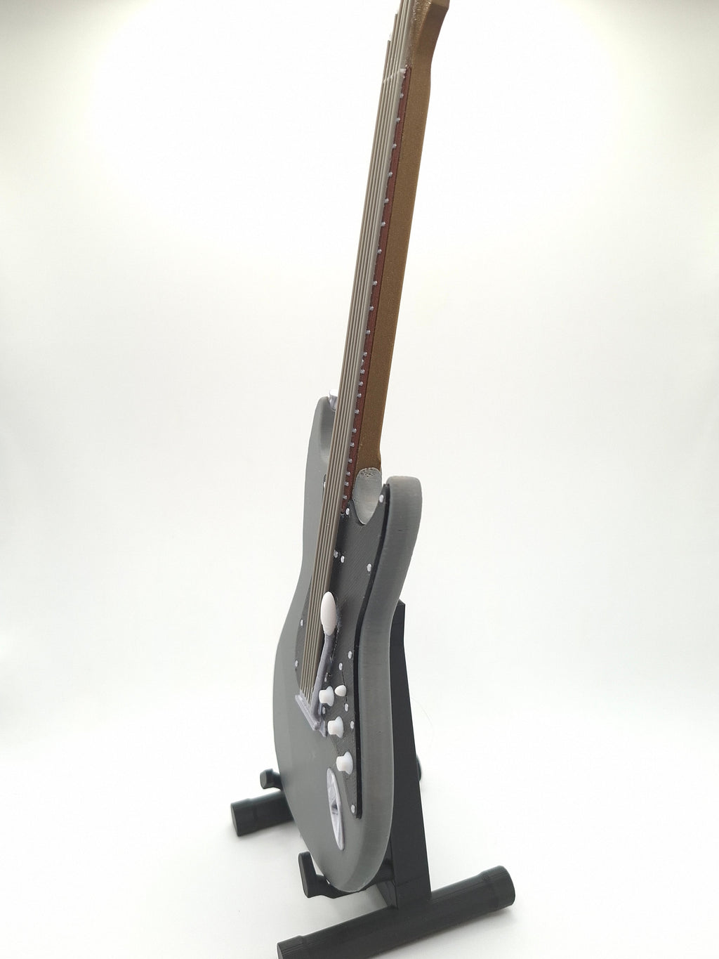 Miniatur E-Gitarre mit Gitarrenständer im Maßstab 1:4