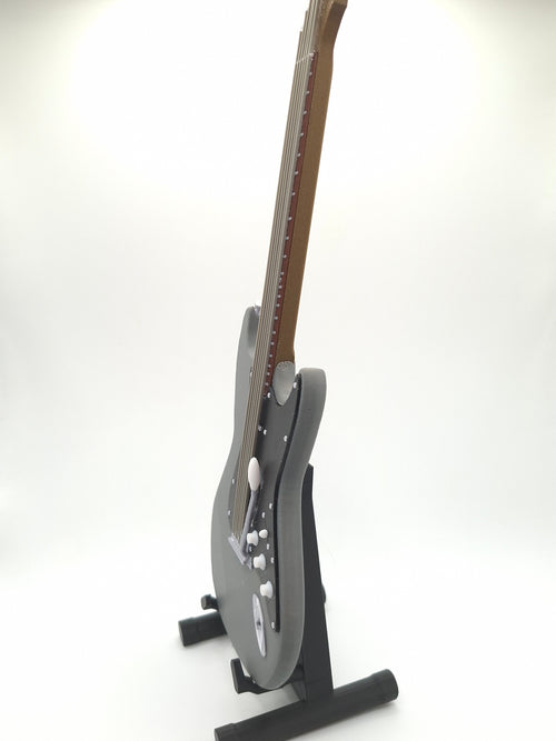 Miniatur E-Gitarre mit Gitarrenständer im Maßstab 1:4