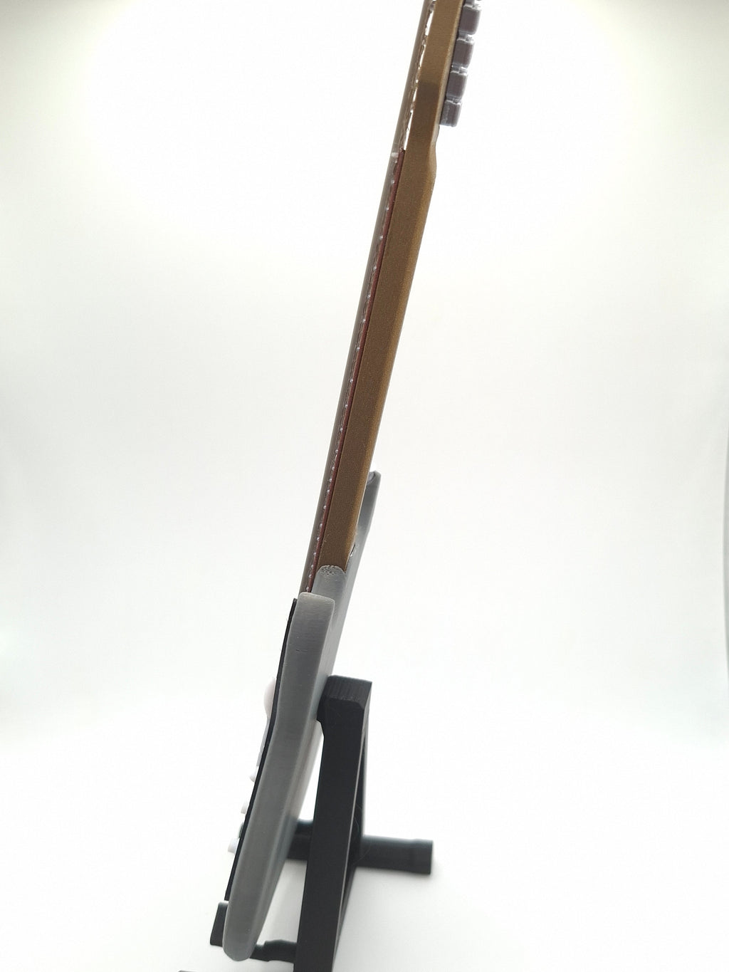 Miniatur E-Gitarre mit Gitarrenständer im Maßstab 1:4