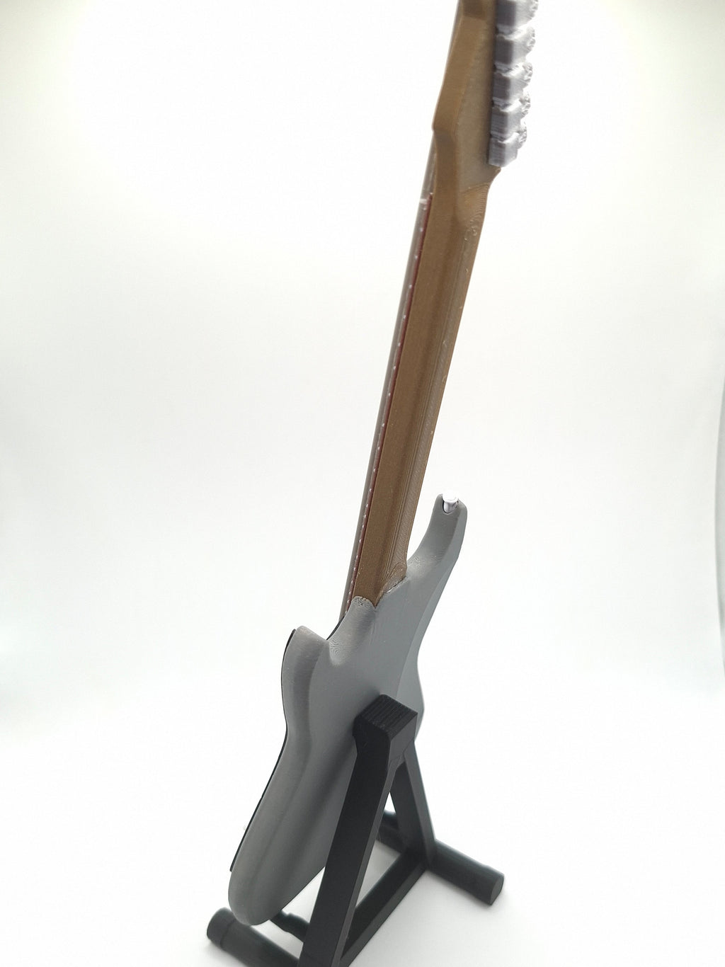 Miniatur E-Gitarre mit Gitarrenständer im Maßstab 1:4