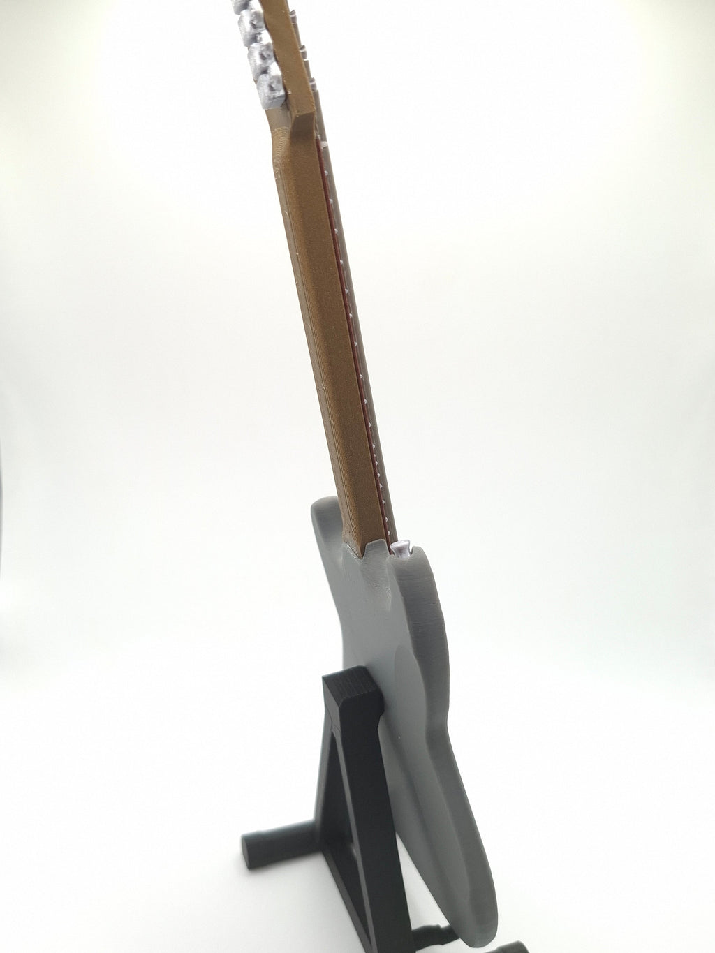 Miniatur E-Gitarre mit Gitarrenständer im Maßstab 1:4