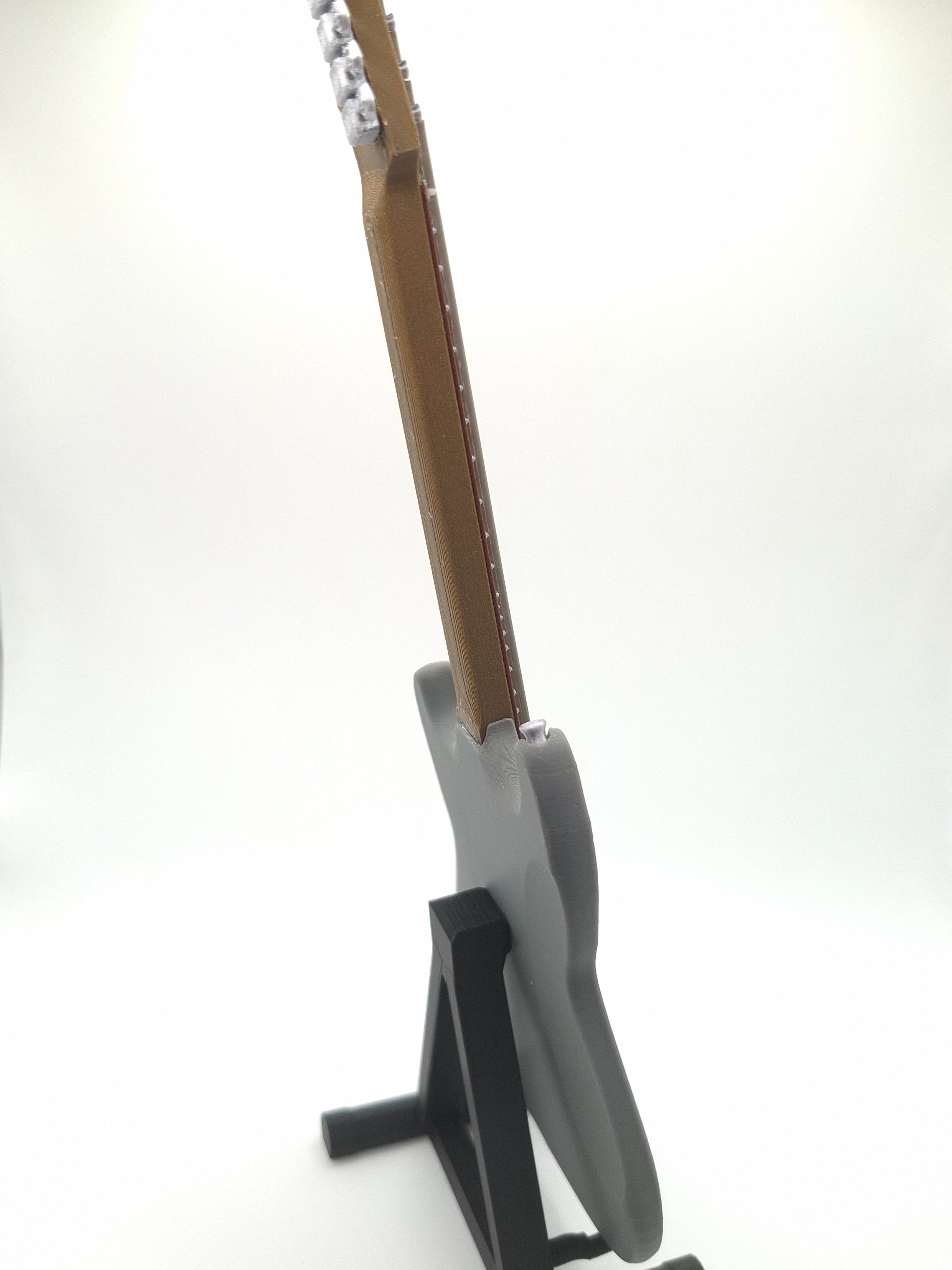 Miniatur E-Gitarre mit Gitarrenständer im Maßstab 1:4