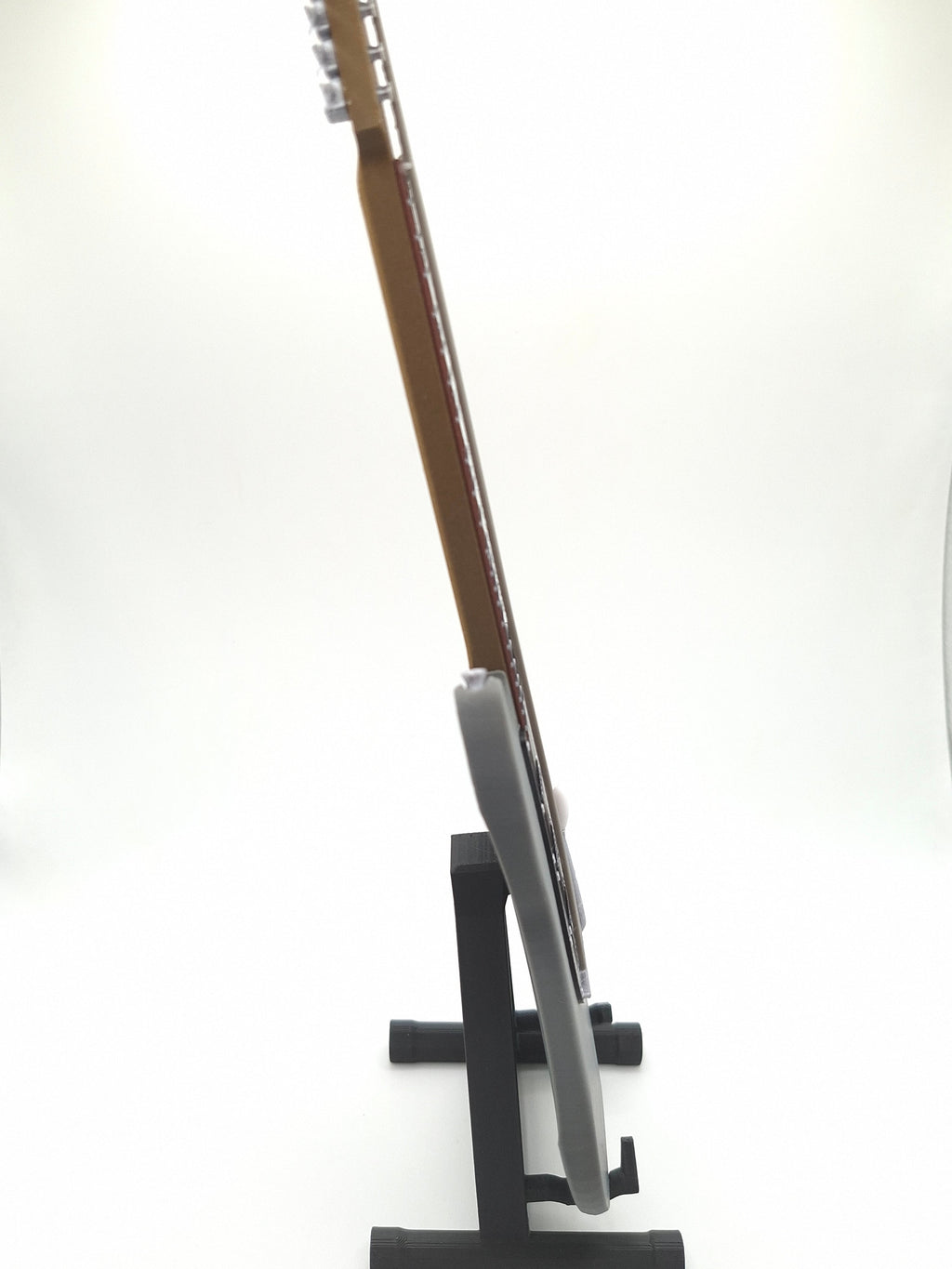 Miniatur E-Gitarre mit Gitarrenständer im Maßstab 1:4