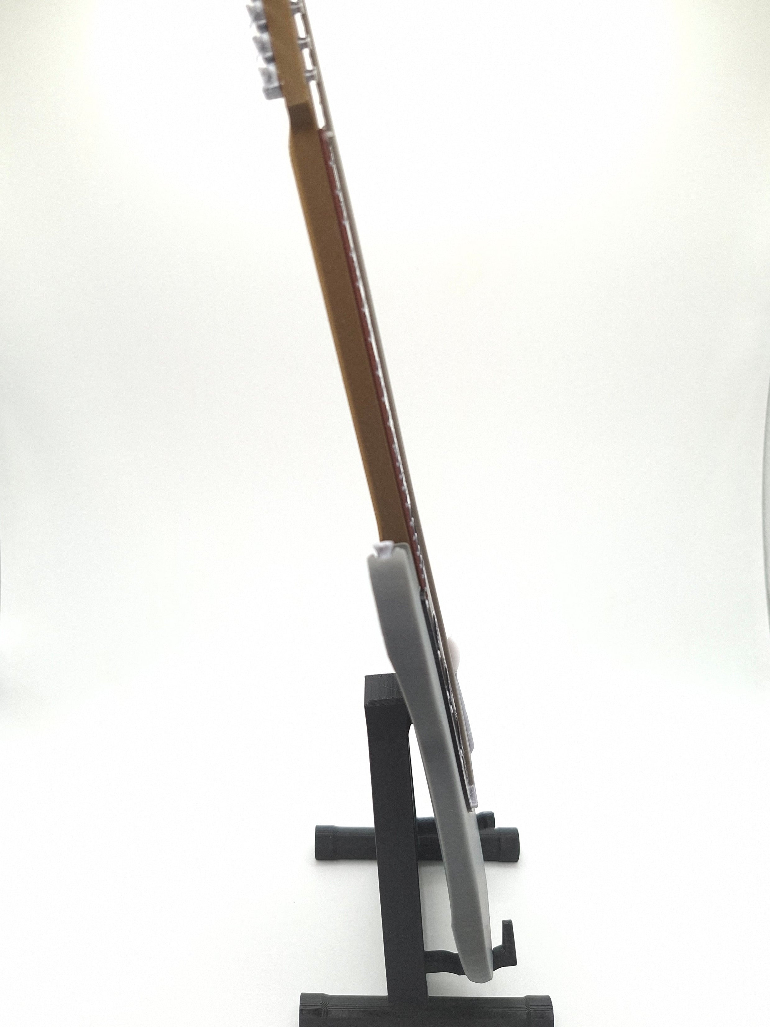 Miniatur E-Gitarre mit Gitarrenständer im Maßstab 1:4
