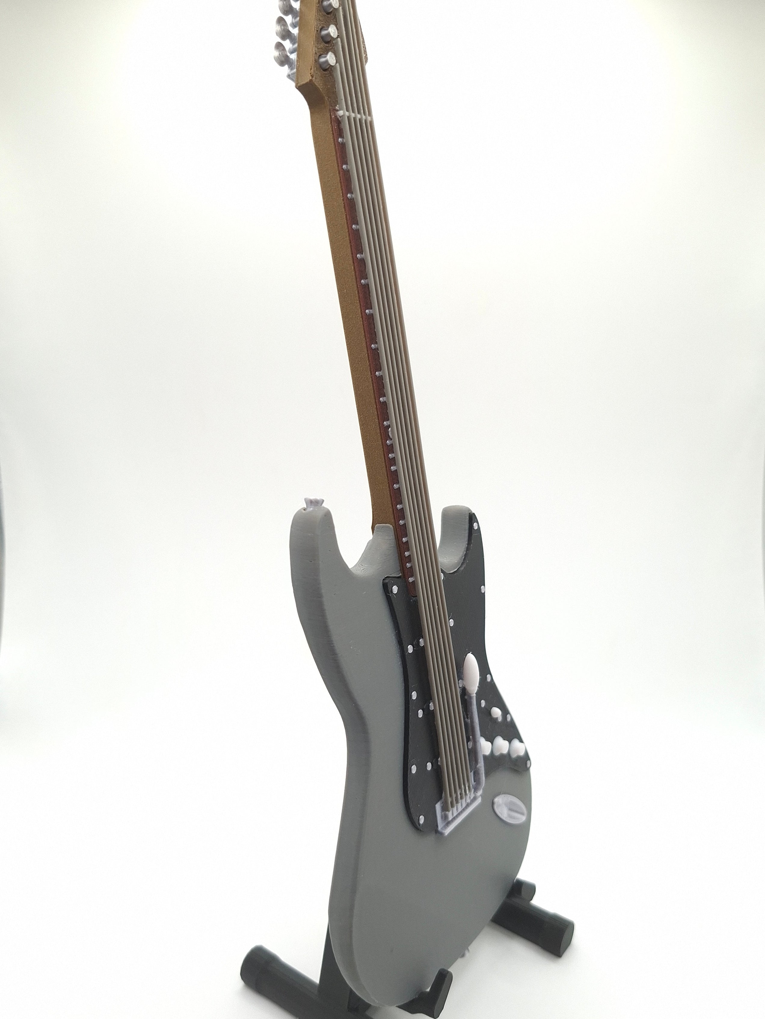 Miniatur E-Gitarre mit Gitarrenständer im Maßstab 1:4