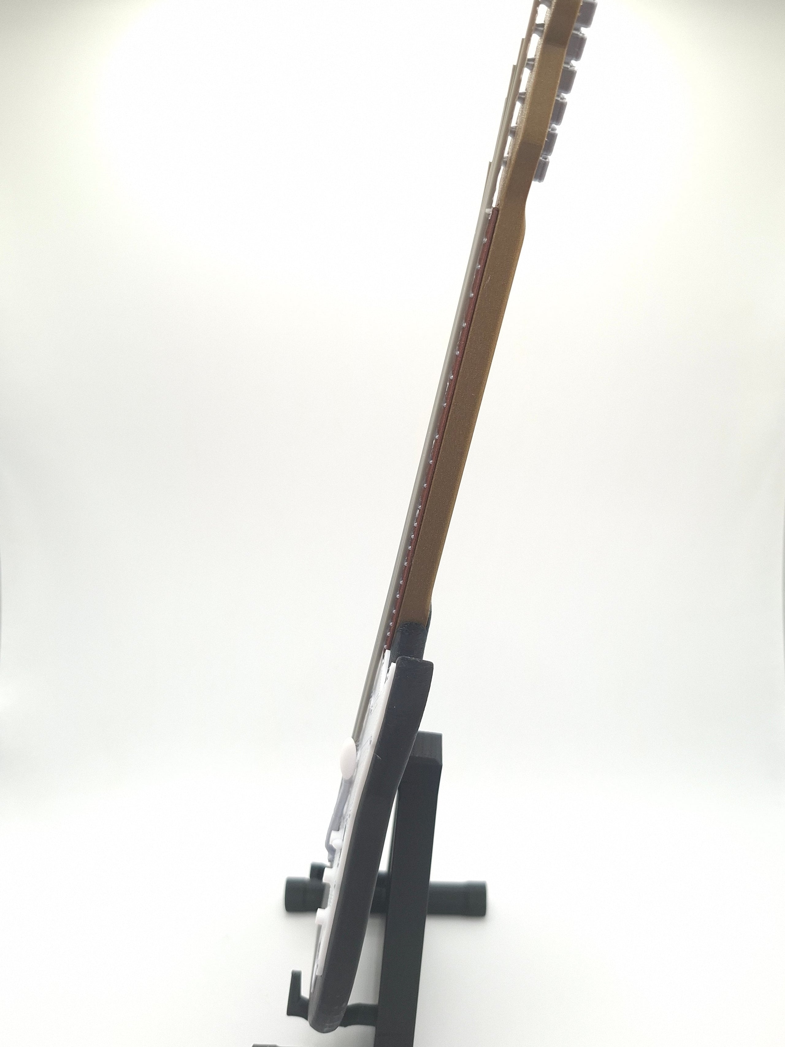 Miniatur E-Gitarre mit Gitarrenständer im Maßstab 1:4