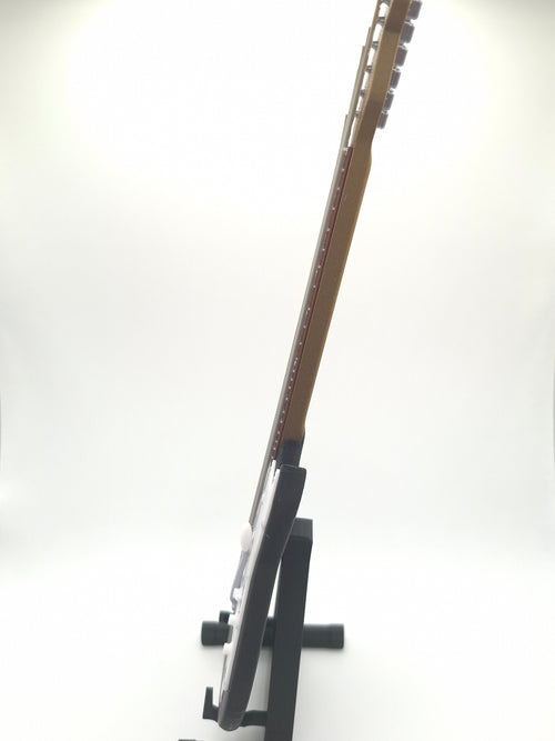 Miniatur E-Gitarre mit Gitarrenständer im Maßstab 1:4