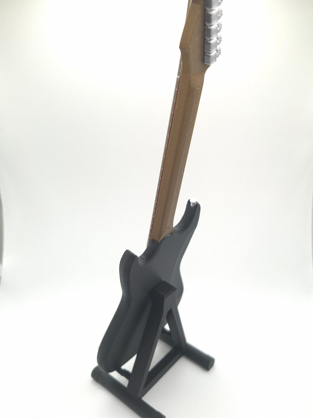 Miniatur E-Gitarre mit Gitarrenständer im Maßstab 1:4
