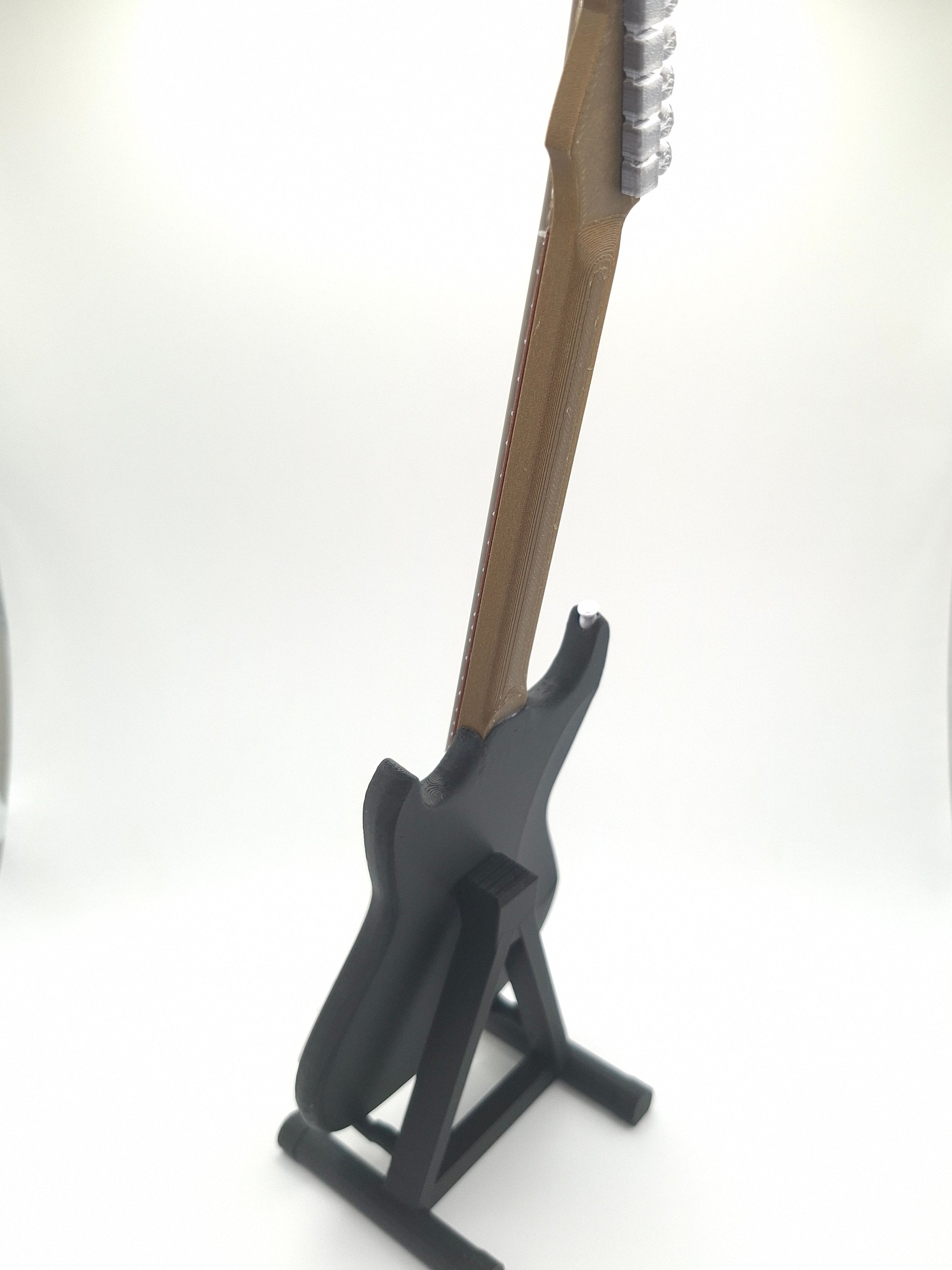 Miniatur E-Gitarre mit Gitarrenständer im Maßstab 1:4