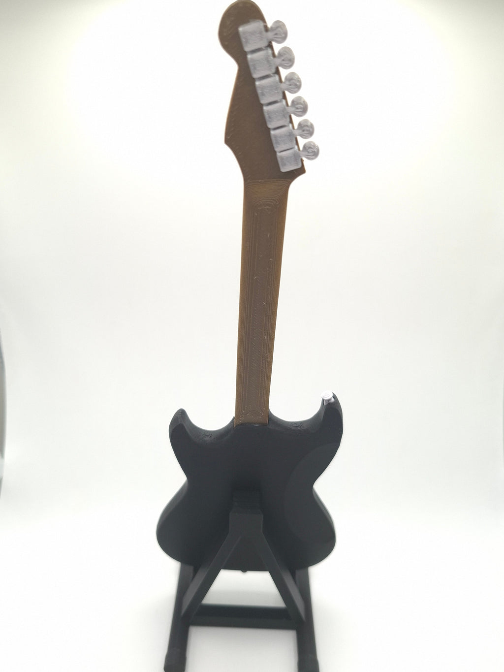 Miniatur E-Gitarre mit Gitarrenständer im Maßstab 1:4