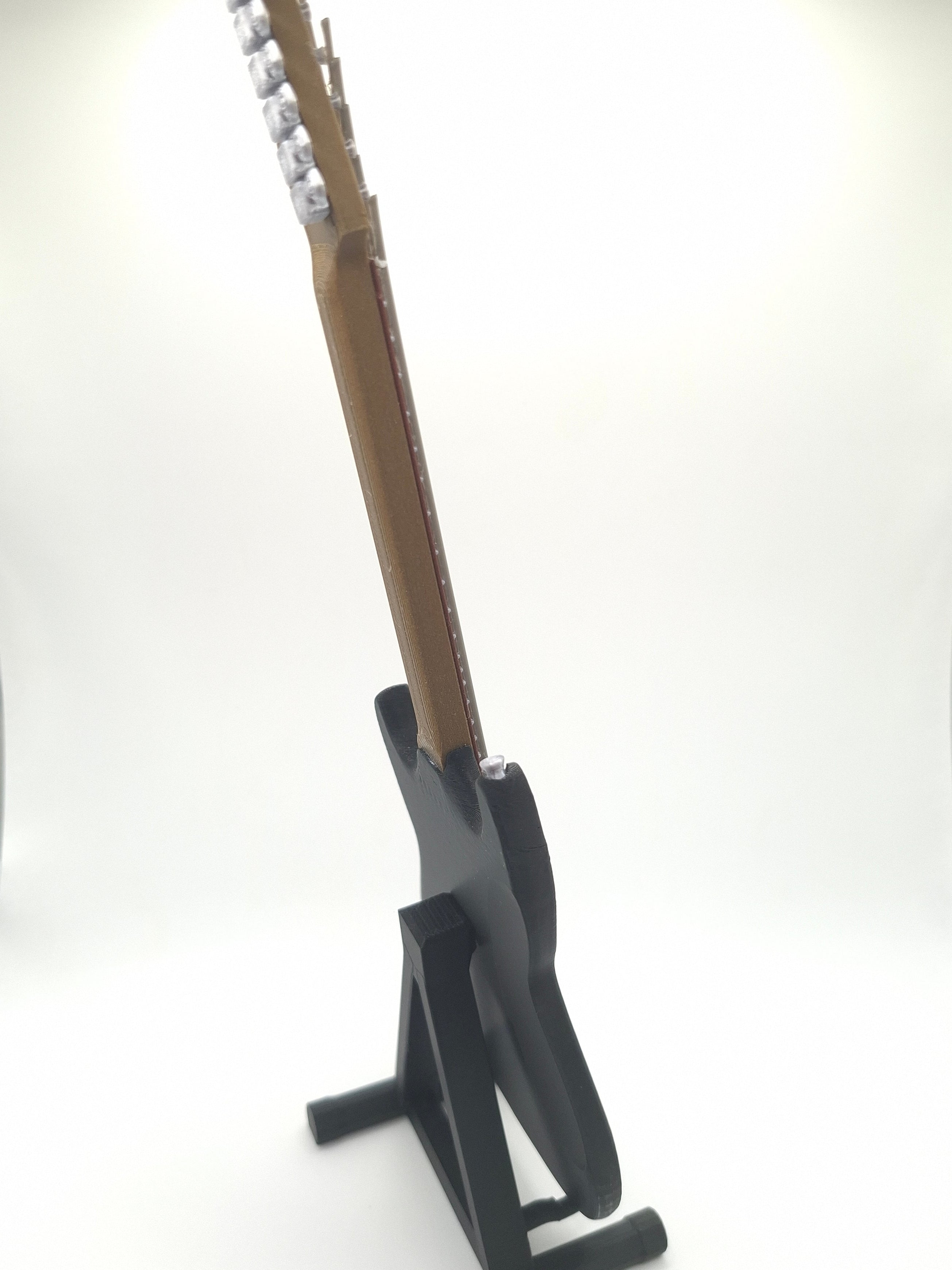 Miniatur E-Gitarre mit Gitarrenständer im Maßstab 1:4
