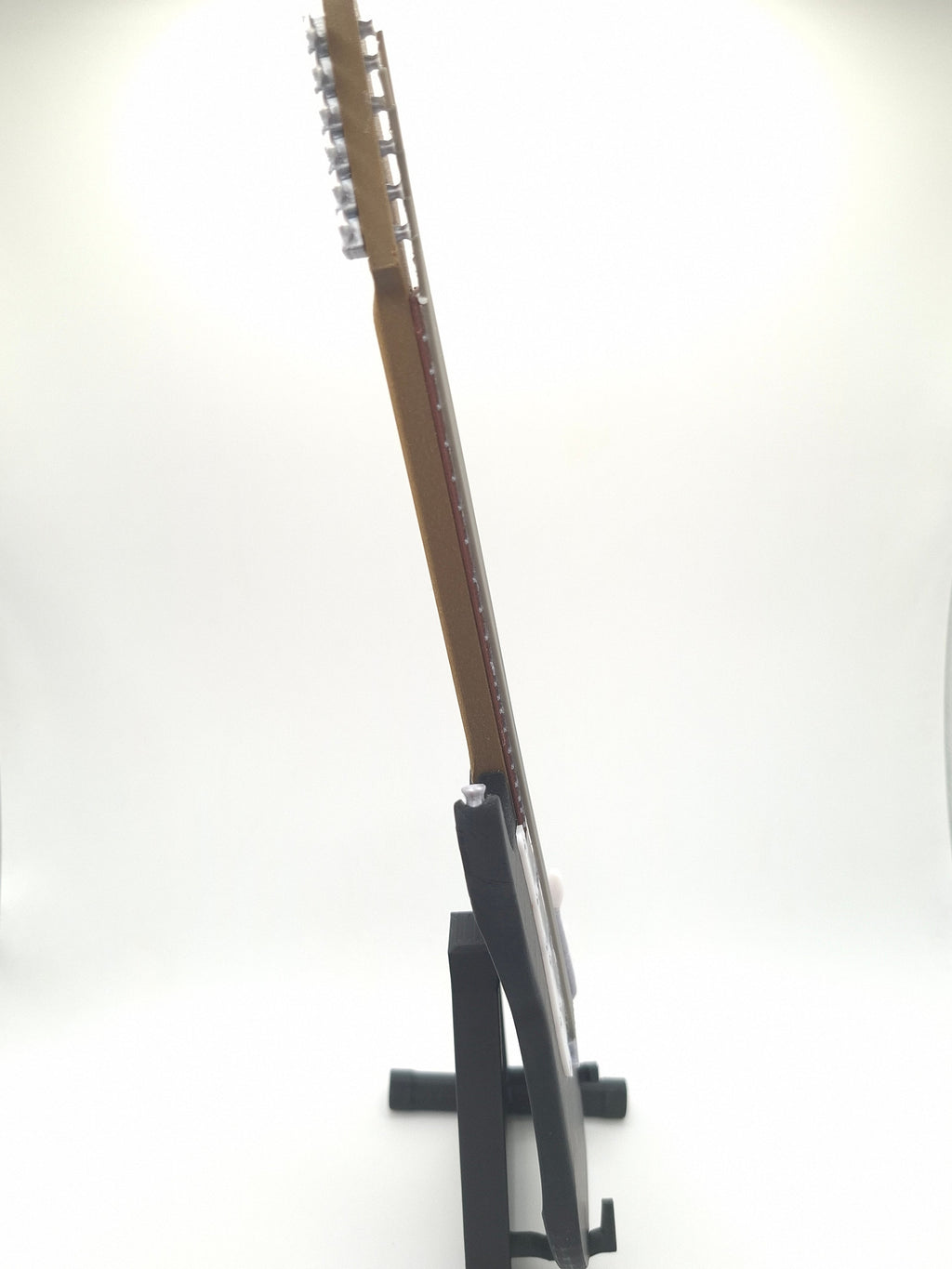 Miniatur E-Gitarre mit Gitarrenständer im Maßstab 1:4