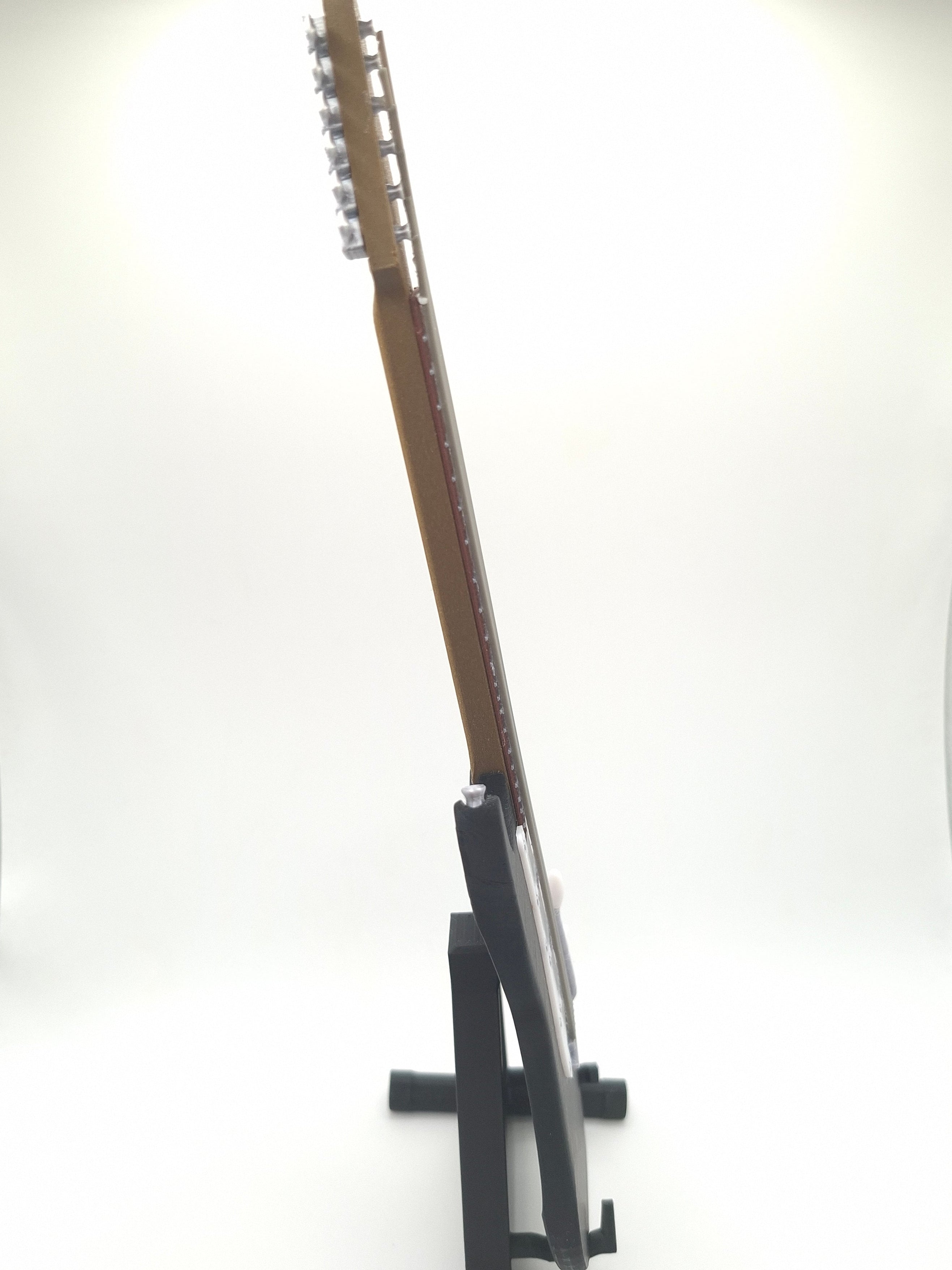 Miniatur E-Gitarre mit Gitarrenständer im Maßstab 1:4