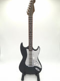 Miniatur E-Gitarre mit Gitarrenständer im Maßstab 1:4