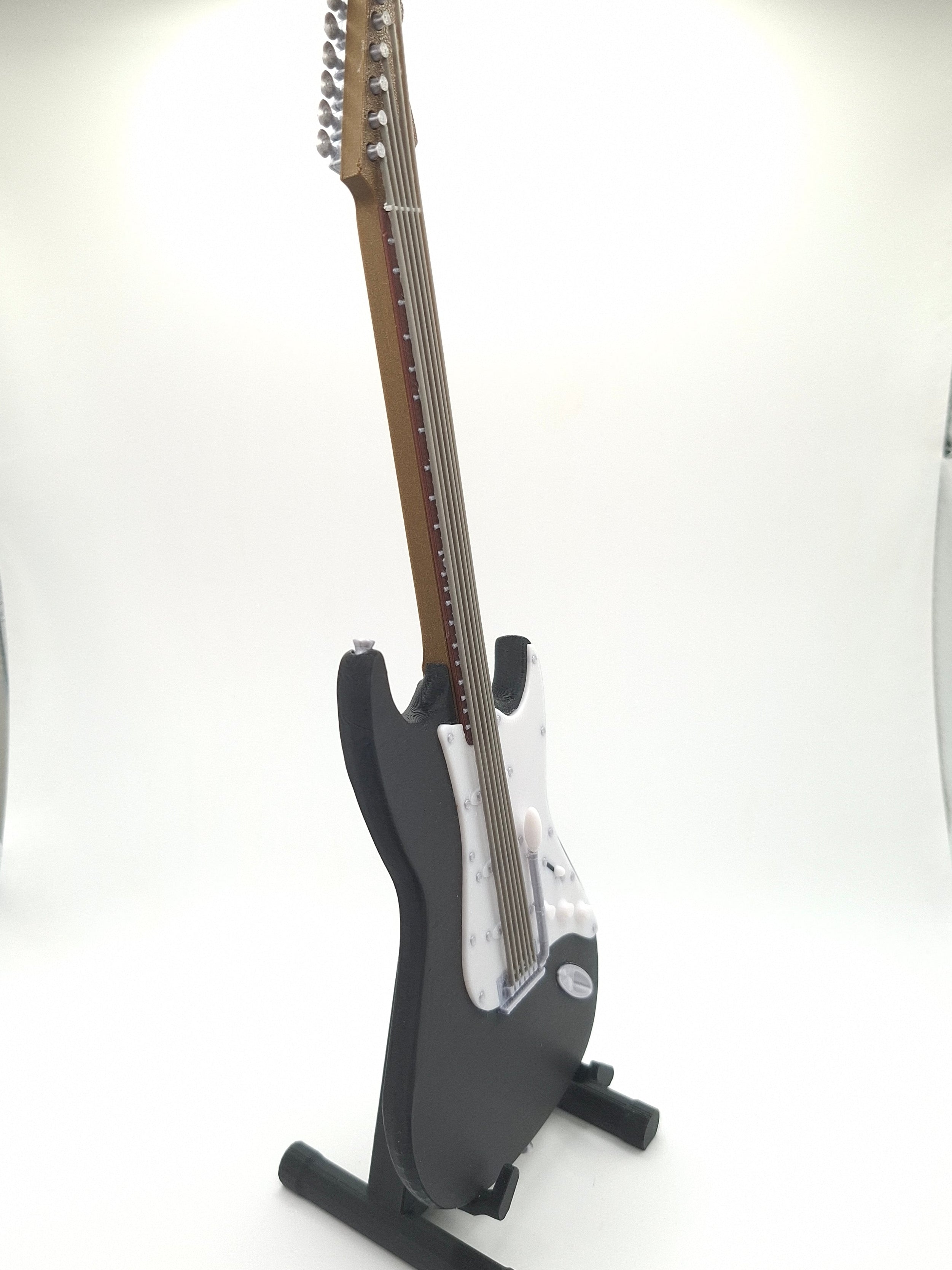 Miniatur E-Gitarre mit Gitarrenständer im Maßstab 1:4