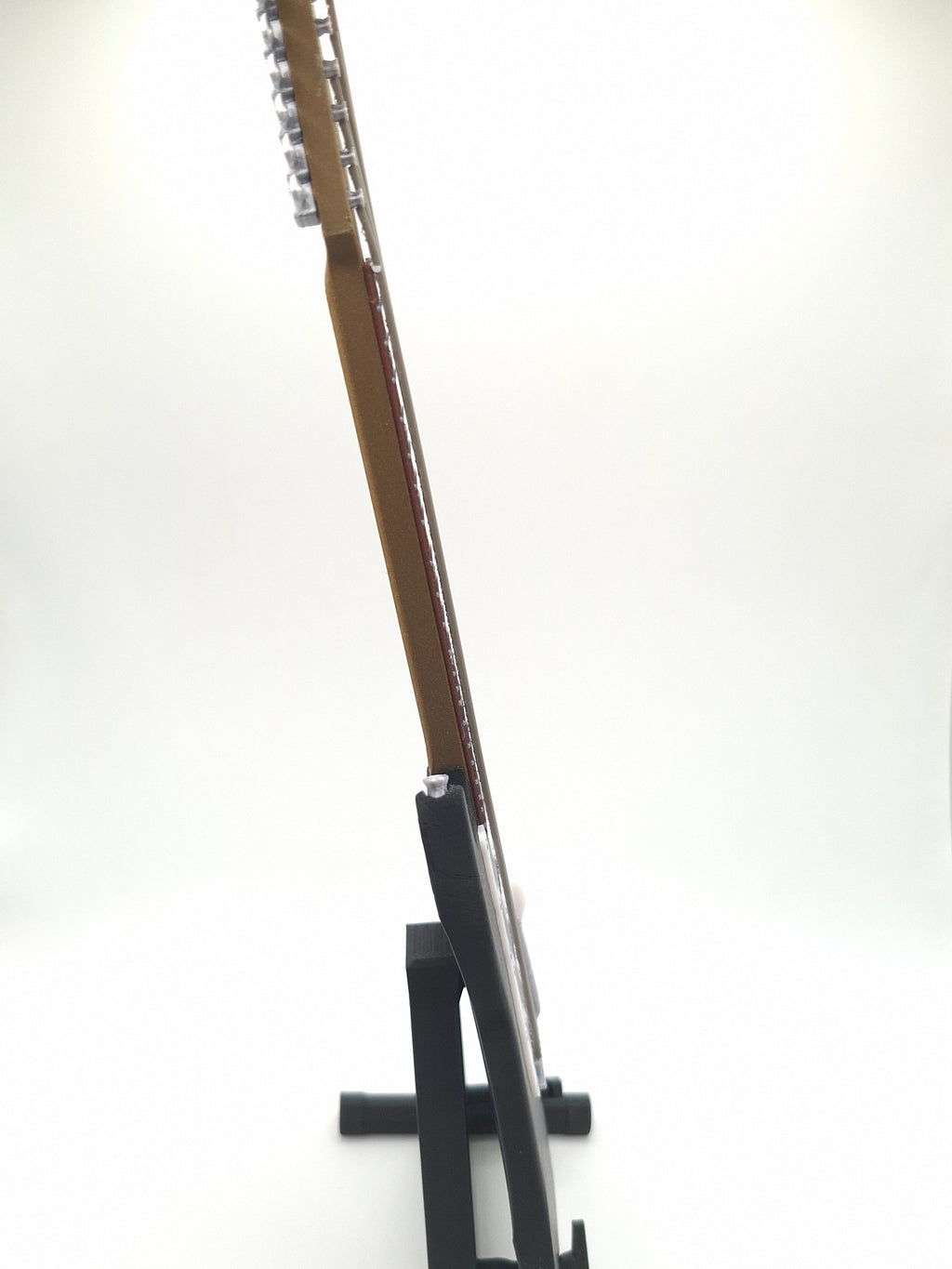 Miniatur E-Gitarre mit Gitarrenständer im Maßstab 1:4