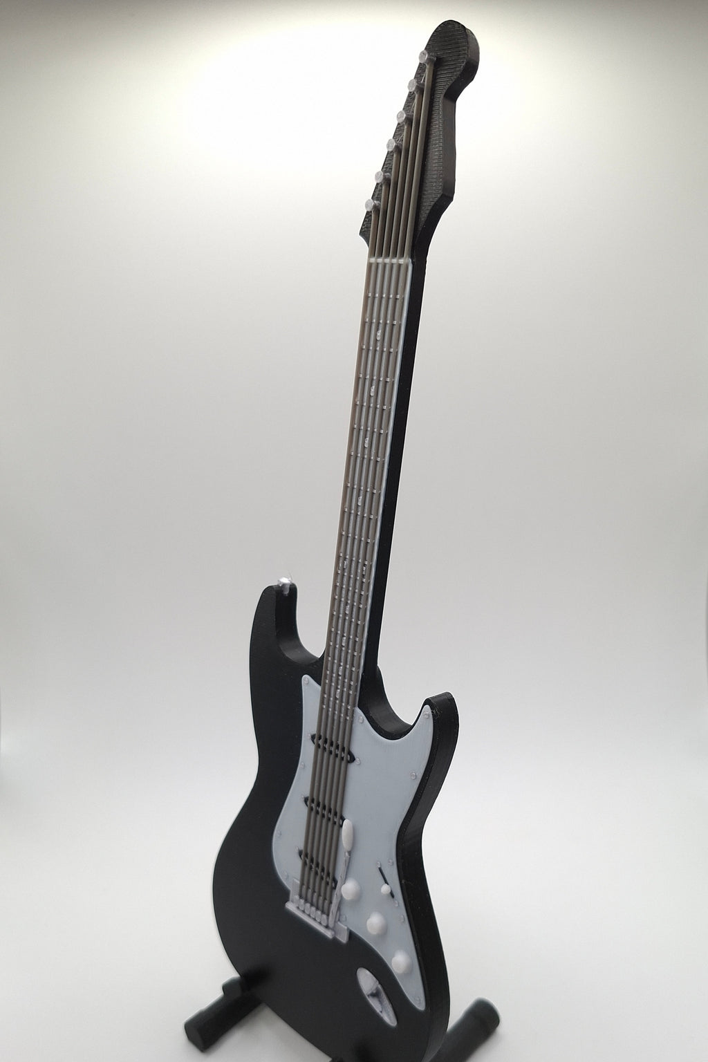 Miniatur E-Gitarre mit Gitarrenständer im Maßstab 1:6