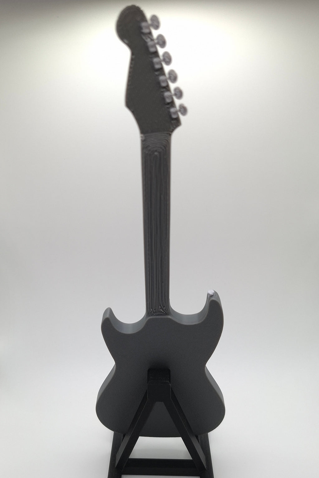 Miniatur E-Gitarre mit Gitarrenständer im Maßstab 1:6