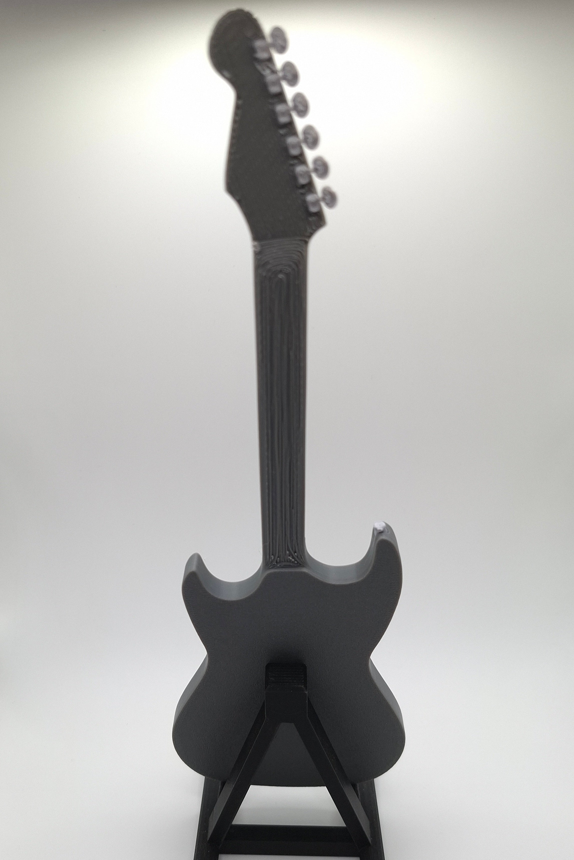 Miniatur E-Gitarre mit Gitarrenständer im Maßstab 1:6